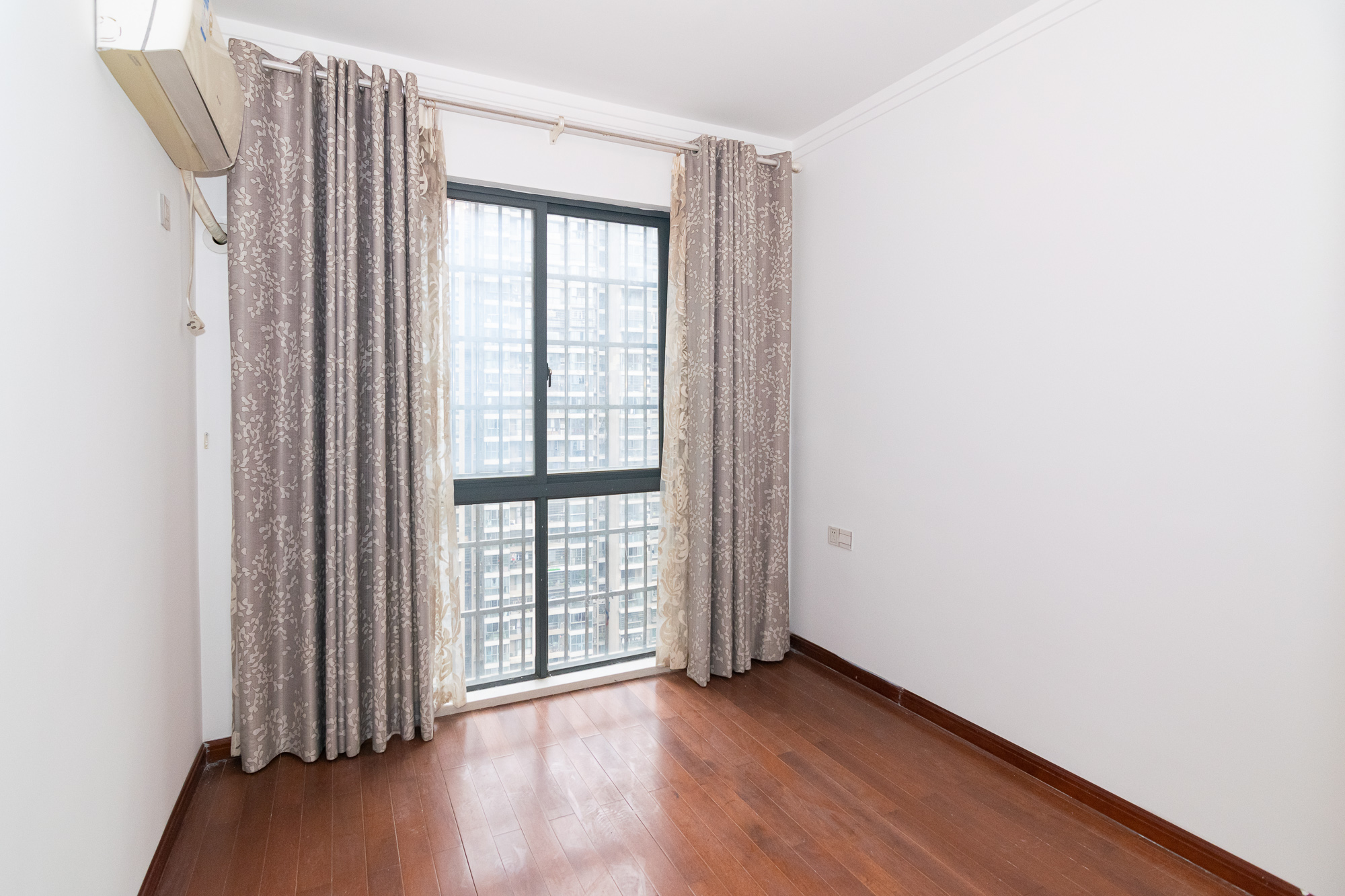 联诚国际城 3室2厅2卫 75.0万 联诚国际城 3室2厅2卫 75.0万卧室