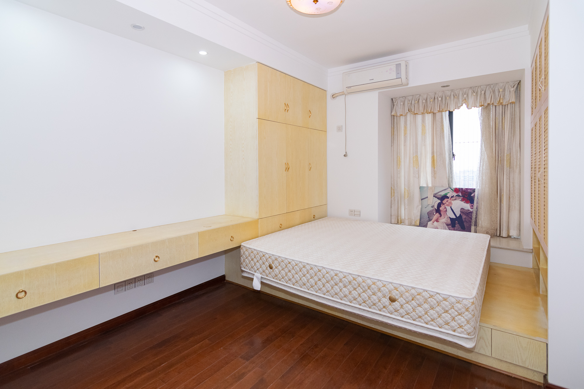 联诚国际城 3室2厅2卫 75.0万 联诚国际城 3室2厅2卫 75.0万卧室