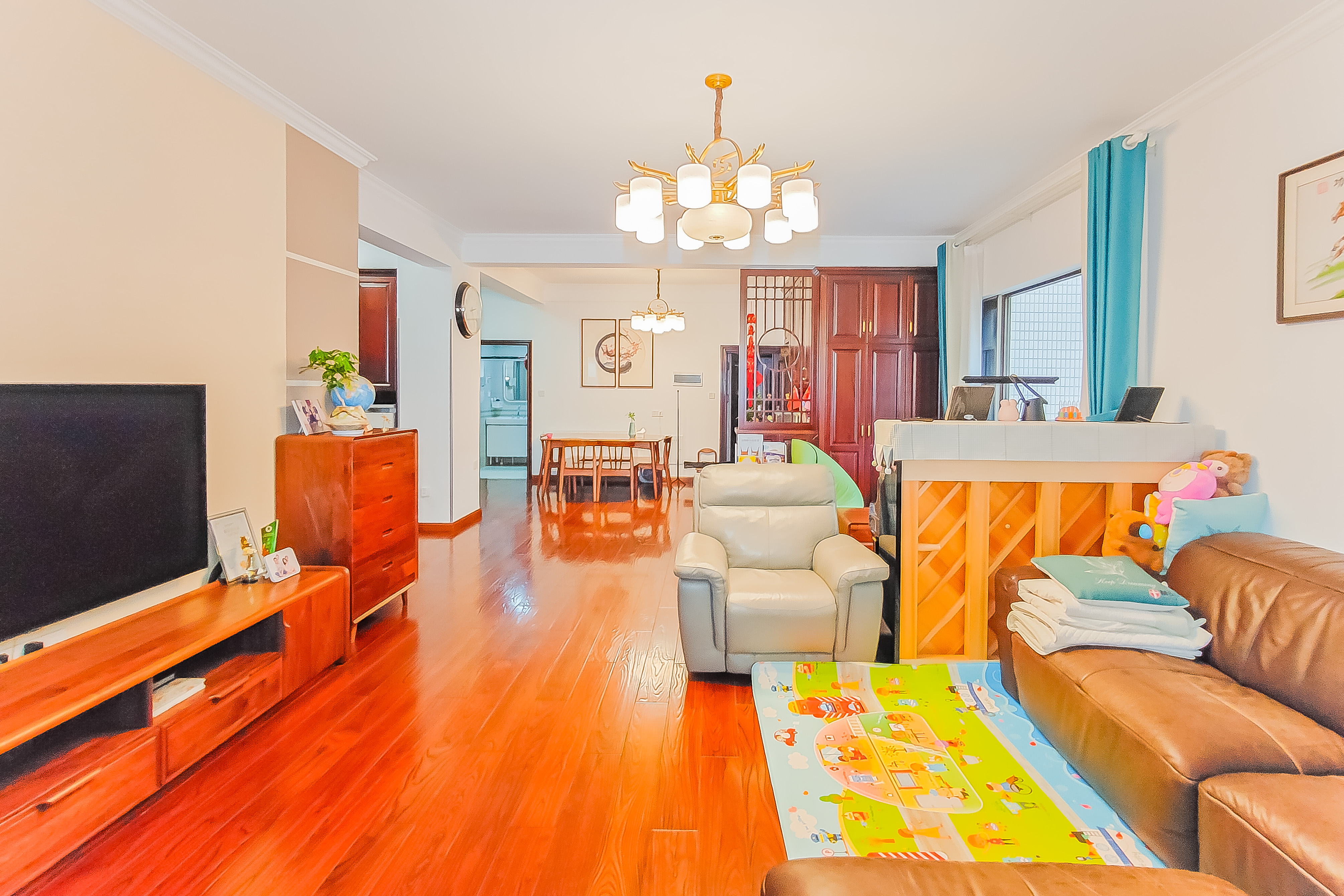 巴黎香榭  3室2厅2卫    175.0万 巴黎香榭  3室2厅2卫    175.0万客厅