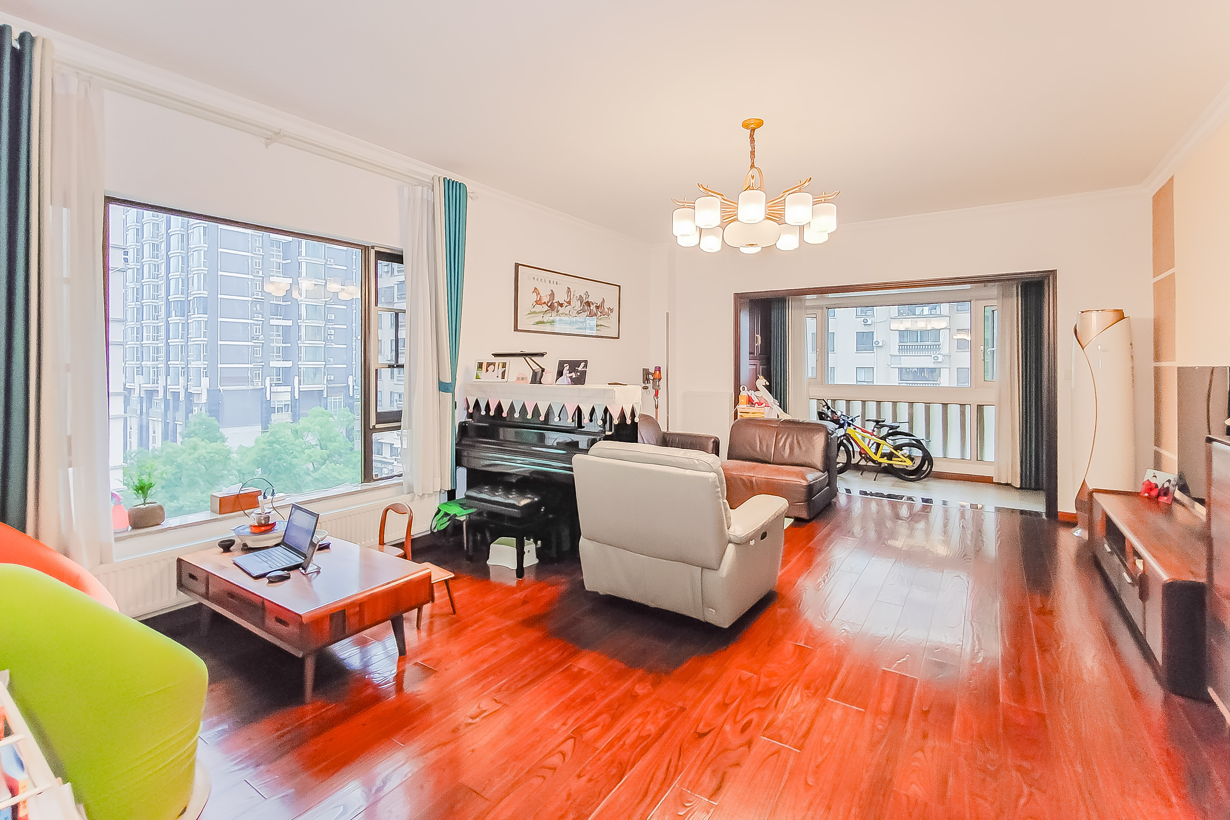 巴黎香榭  3室2厅2卫    175.0万 巴黎香榭  3室2厅2卫    175.0万客厅