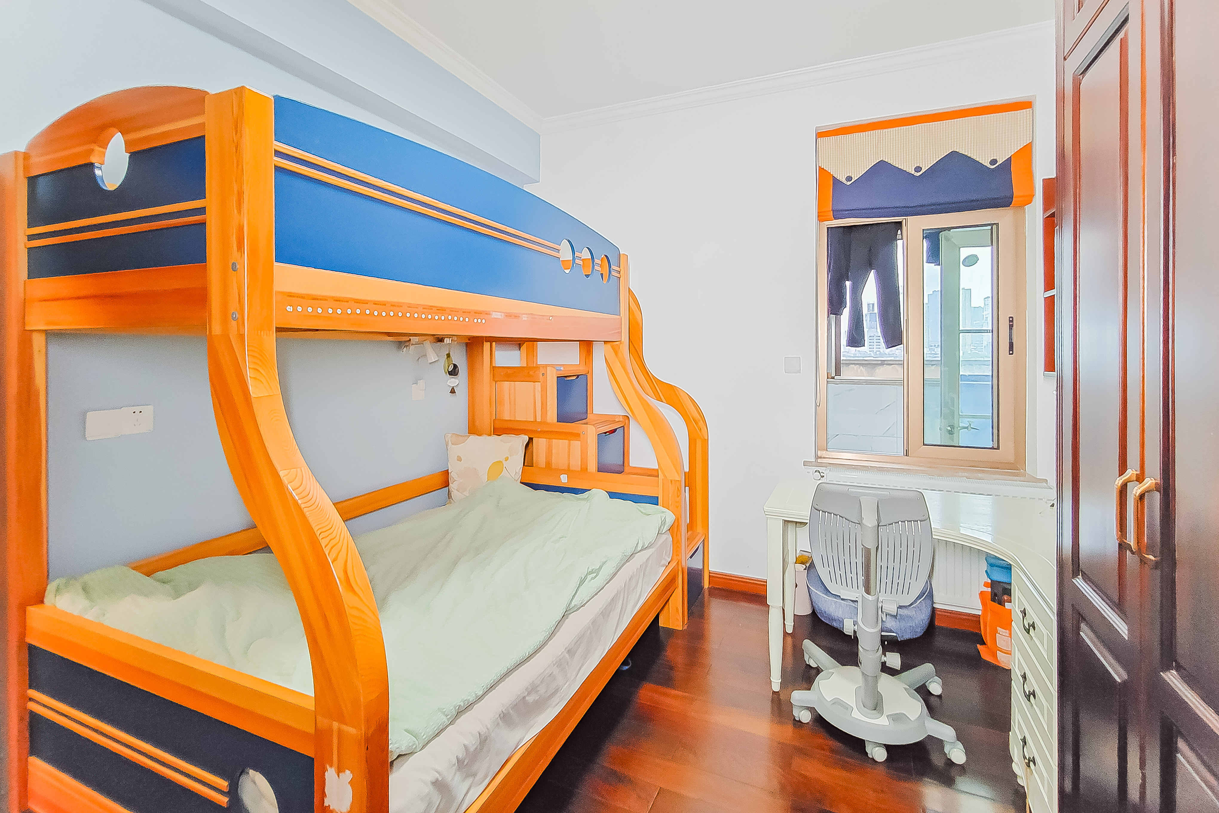 巴黎香榭  3室2厅2卫    175.0万 巴黎香榭  3室2厅2卫    175.0万卧室