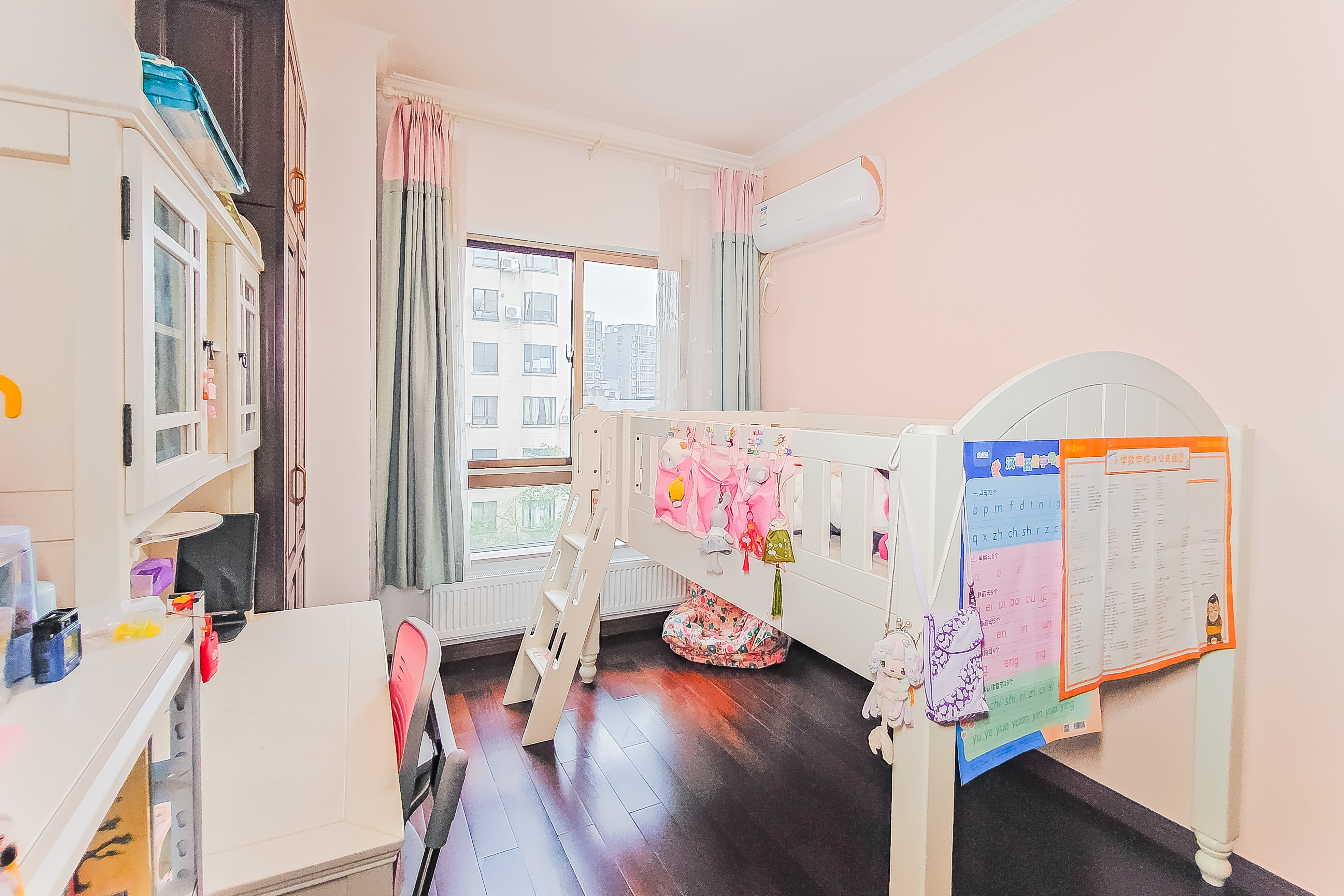 巴黎香榭  3室2厅2卫    175.0万 巴黎香榭  3室2厅2卫    175.0万卧室