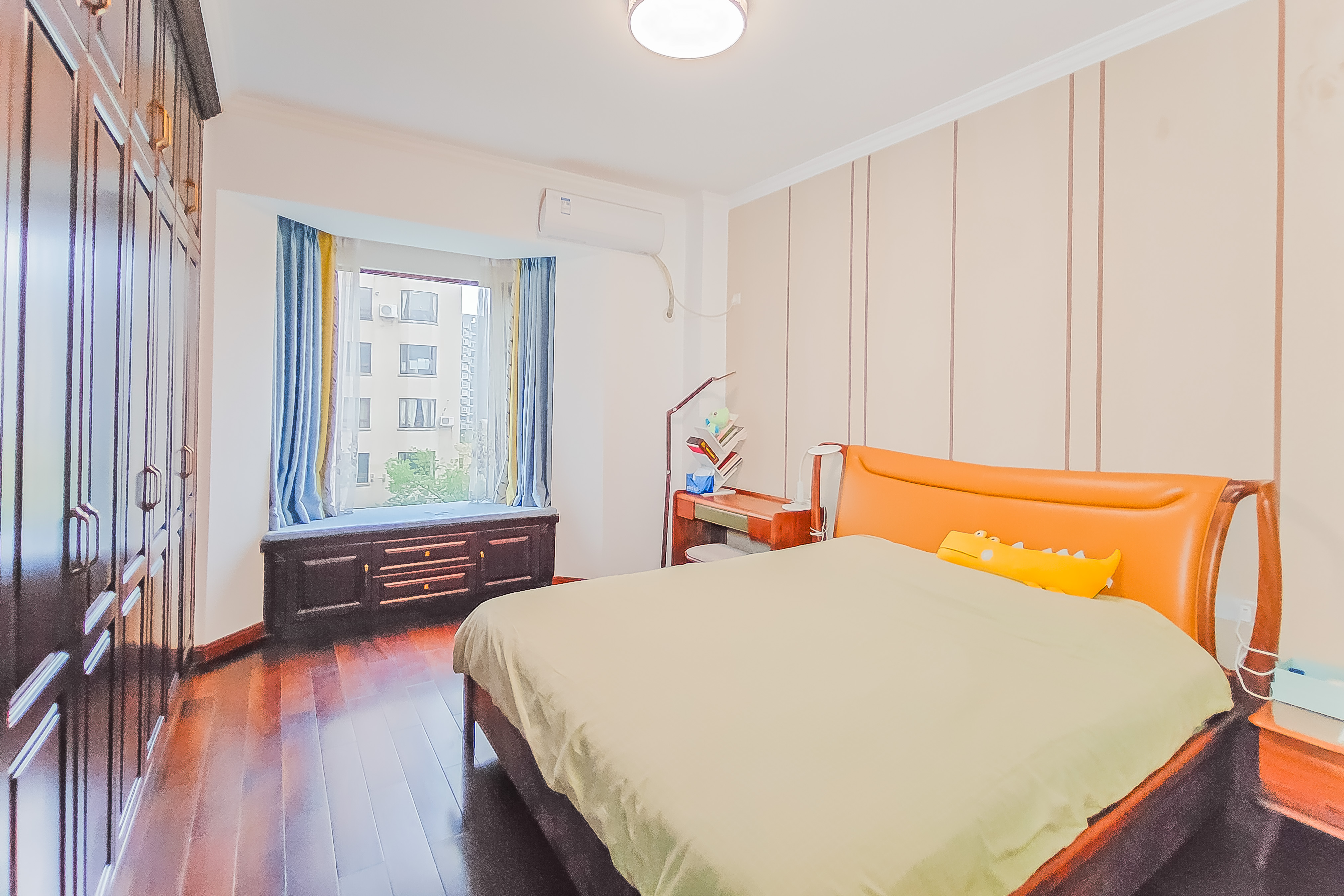 巴黎香榭  3室2厅2卫    175.0万 巴黎香榭  3室2厅2卫    175.0万卧室