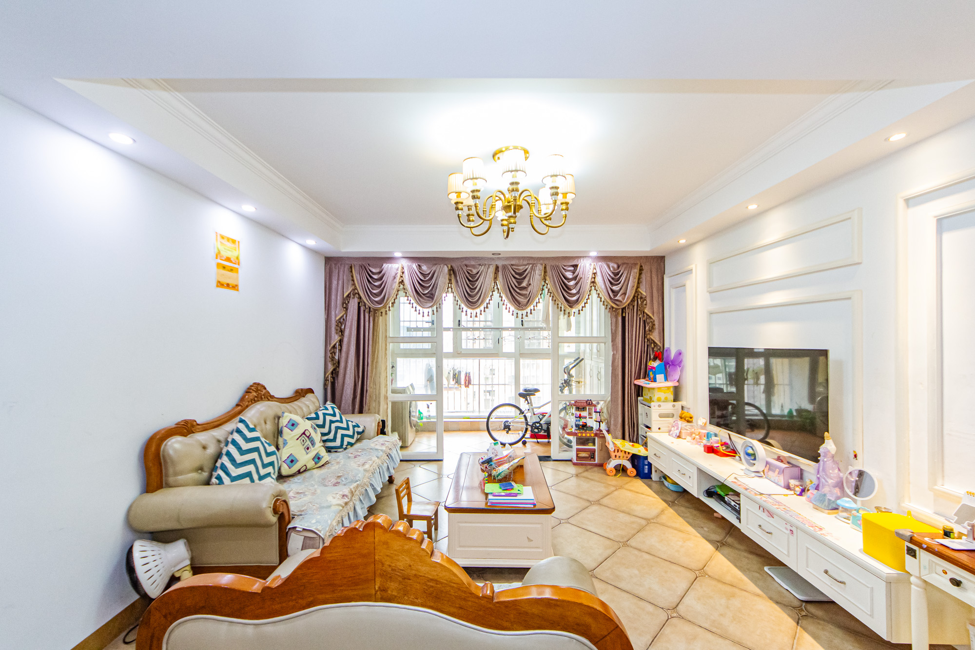 万国城（当代满庭春MOMA）三期  4室2厅2卫    115.0万客厅