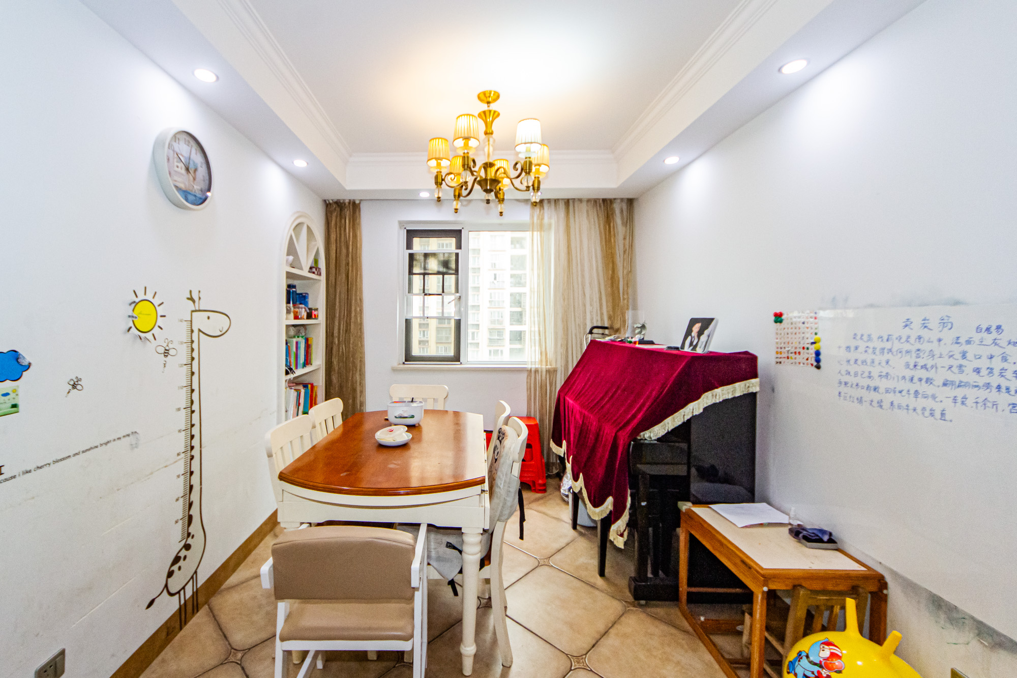 万国城（当代满庭春MOMA）三期  4室2厅2卫    115.0万客厅