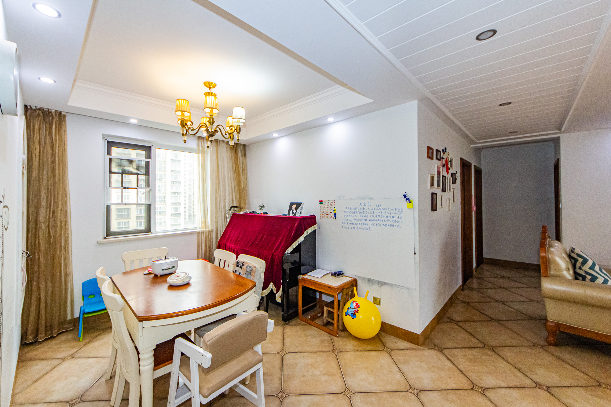 万国城（当代满庭春MOMA）三期  4室2厅2卫    115.0万客厅