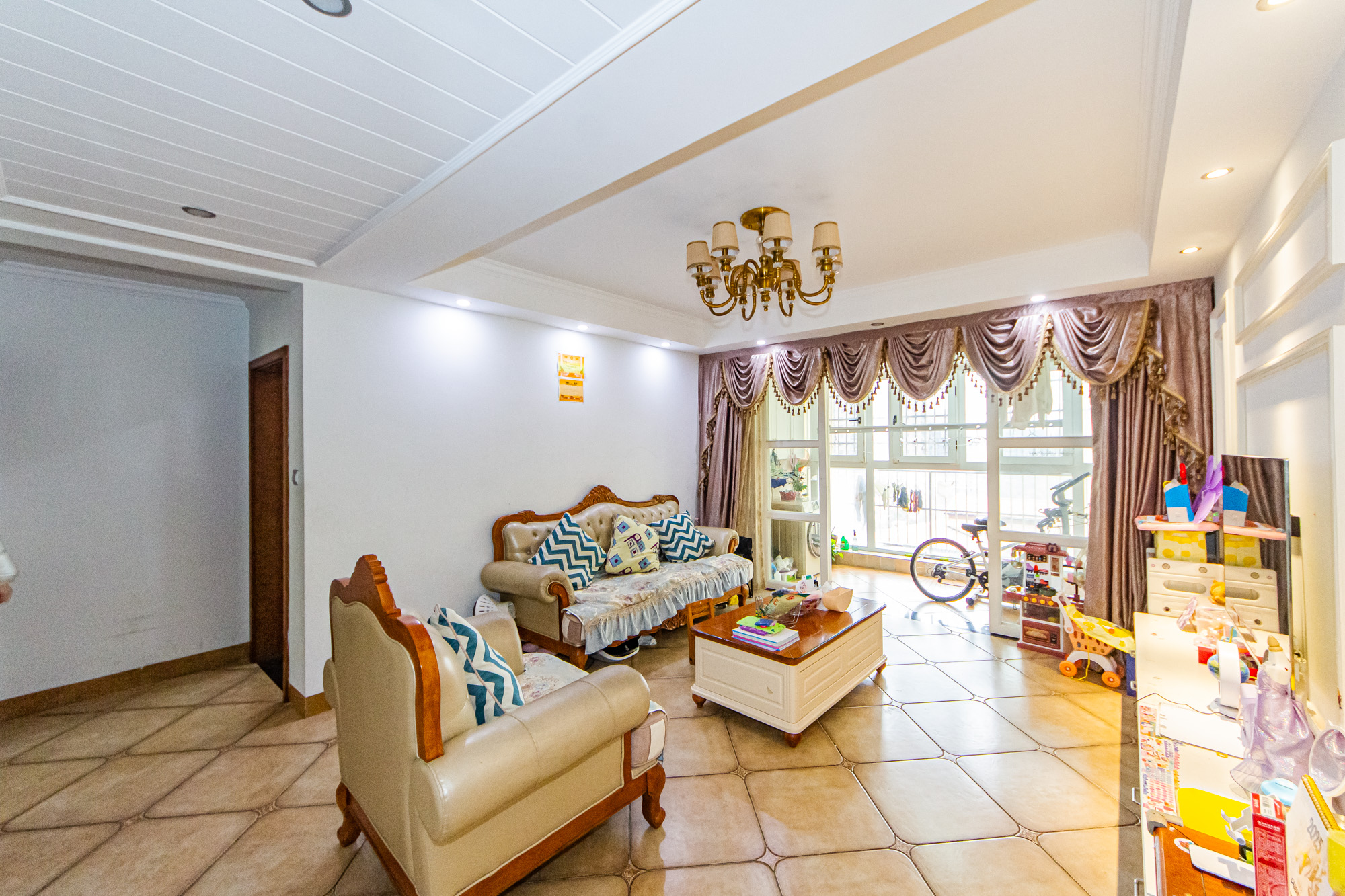 万国城（当代满庭春MOMA）三期  4室2厅2卫    115.0万客厅