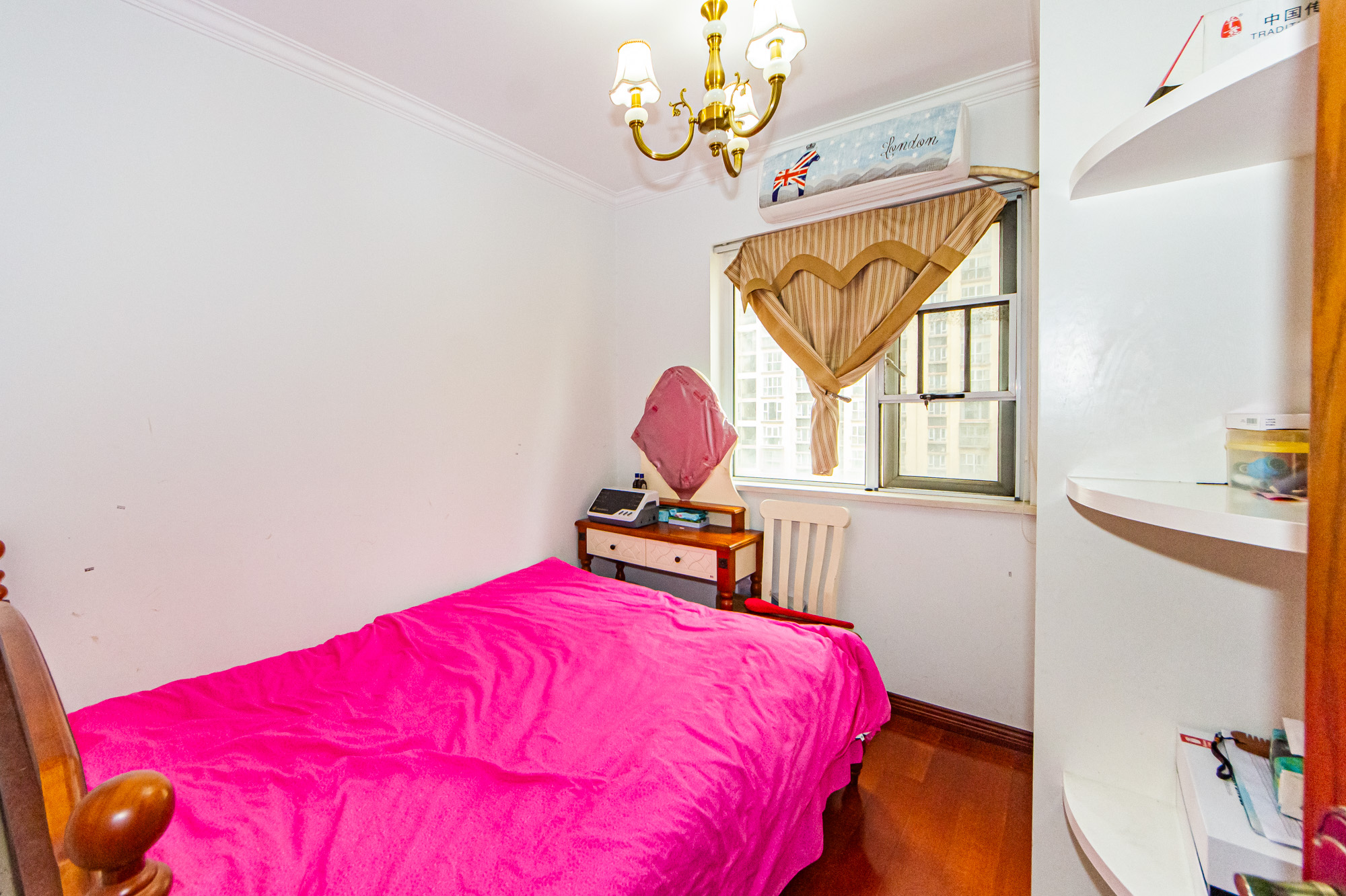 万国城（当代满庭春MOMA）三期  4室2厅2卫    115.0万卧室