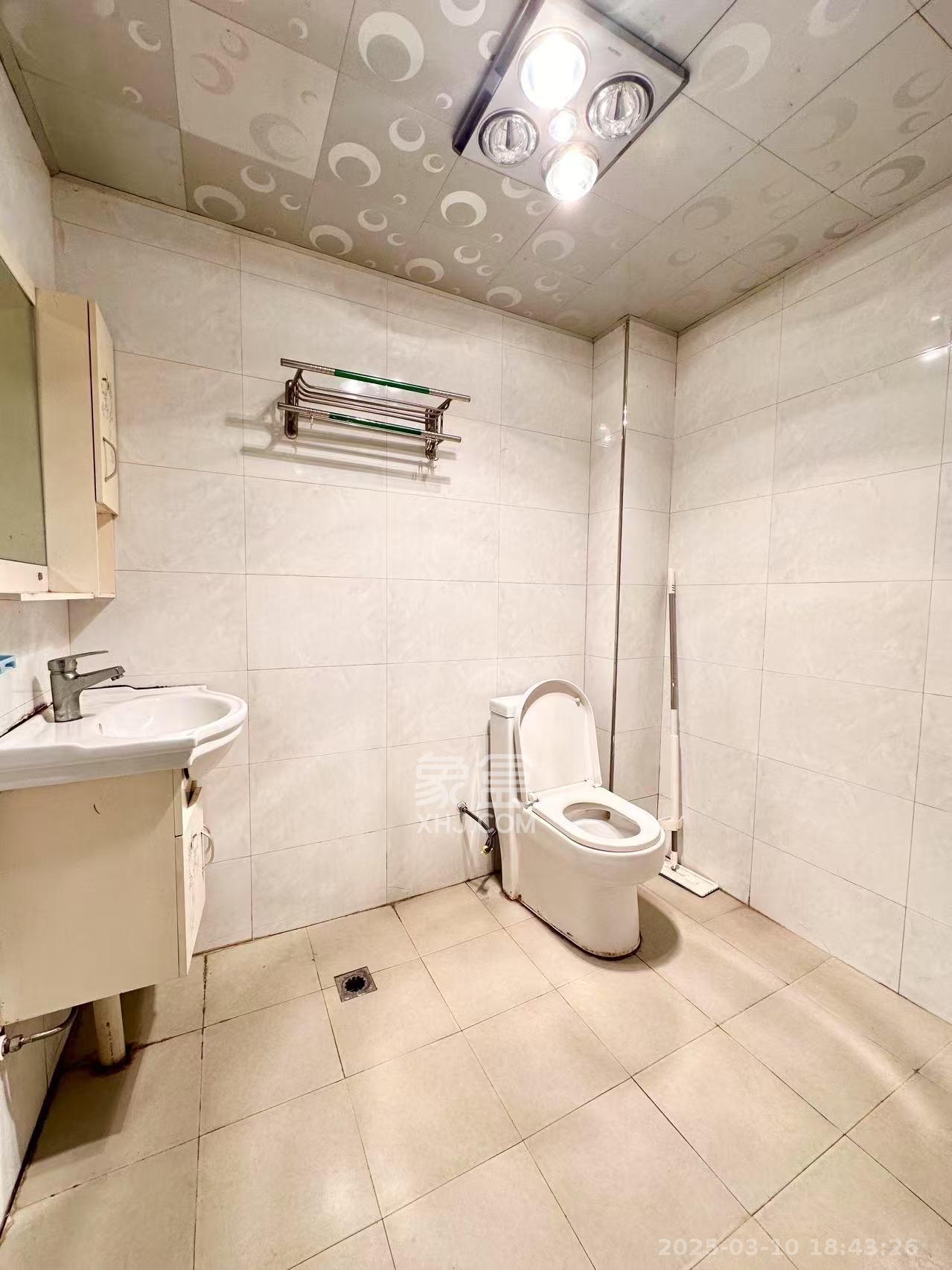 雅雀湖小区 4室2厅3卫 2000.0元/月 雅雀湖小区 4室2厅3卫 2000.0元/月室内图