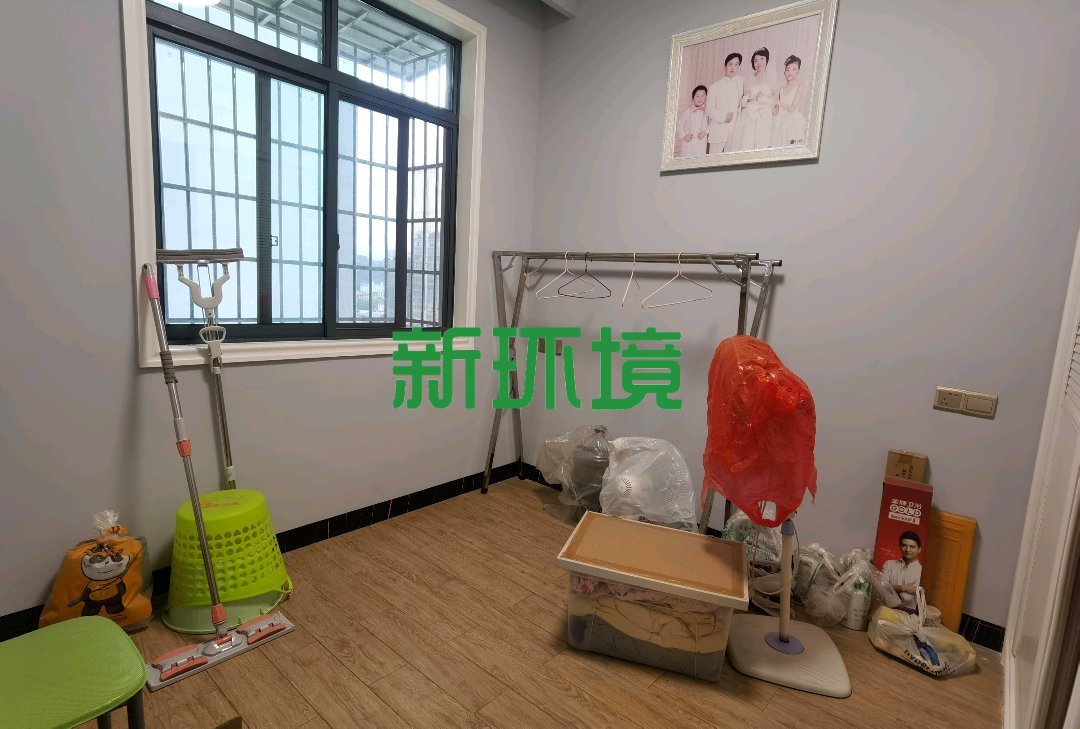 龙城街  4室2厅2卫   87.80万客厅