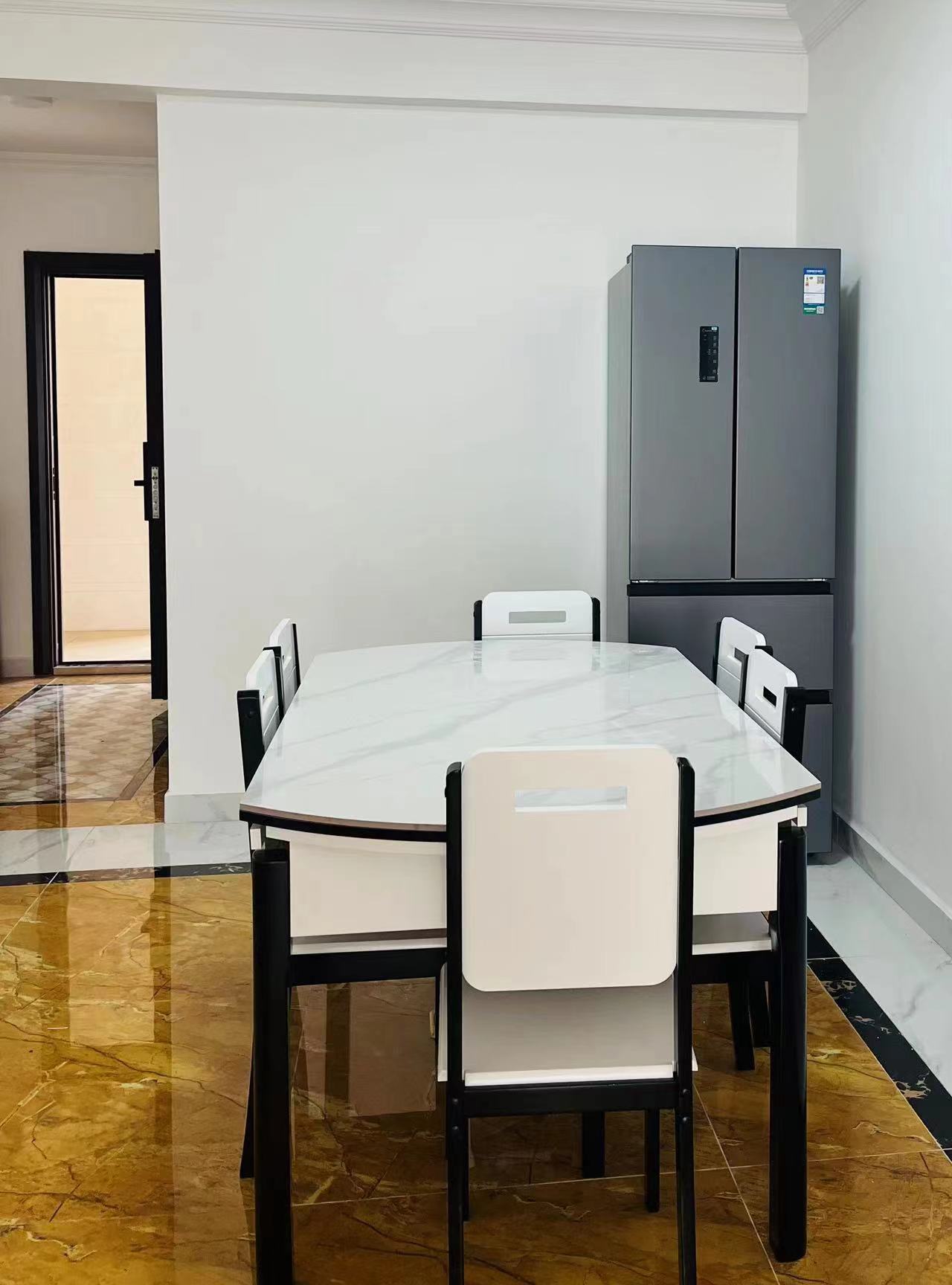 碧桂园梓山府 3室2厅2卫 2000.0元/月 碧桂园梓山府 3室2厅2卫 2000.0元/月室内图