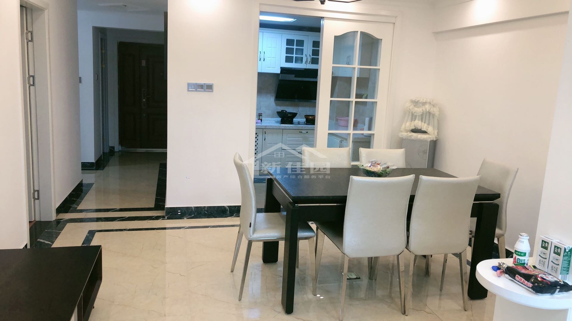 冠军一号公馆 3室2厅1卫 56.80万 冠军一号公馆 3室2厅1卫 56.80万客厅