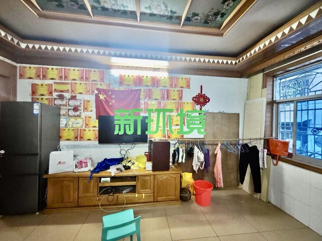移动公司宿舍  3室2厅2卫   62.00万客厅