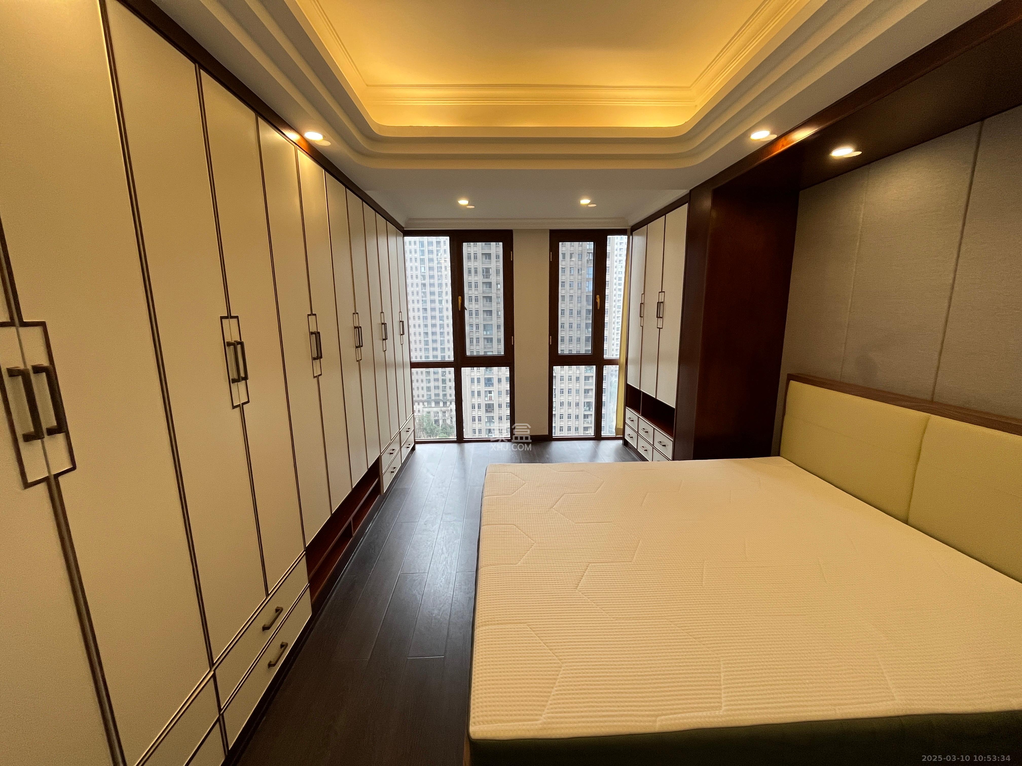 八方小区C区  3室2厅2卫   4500.00元/月室内图
