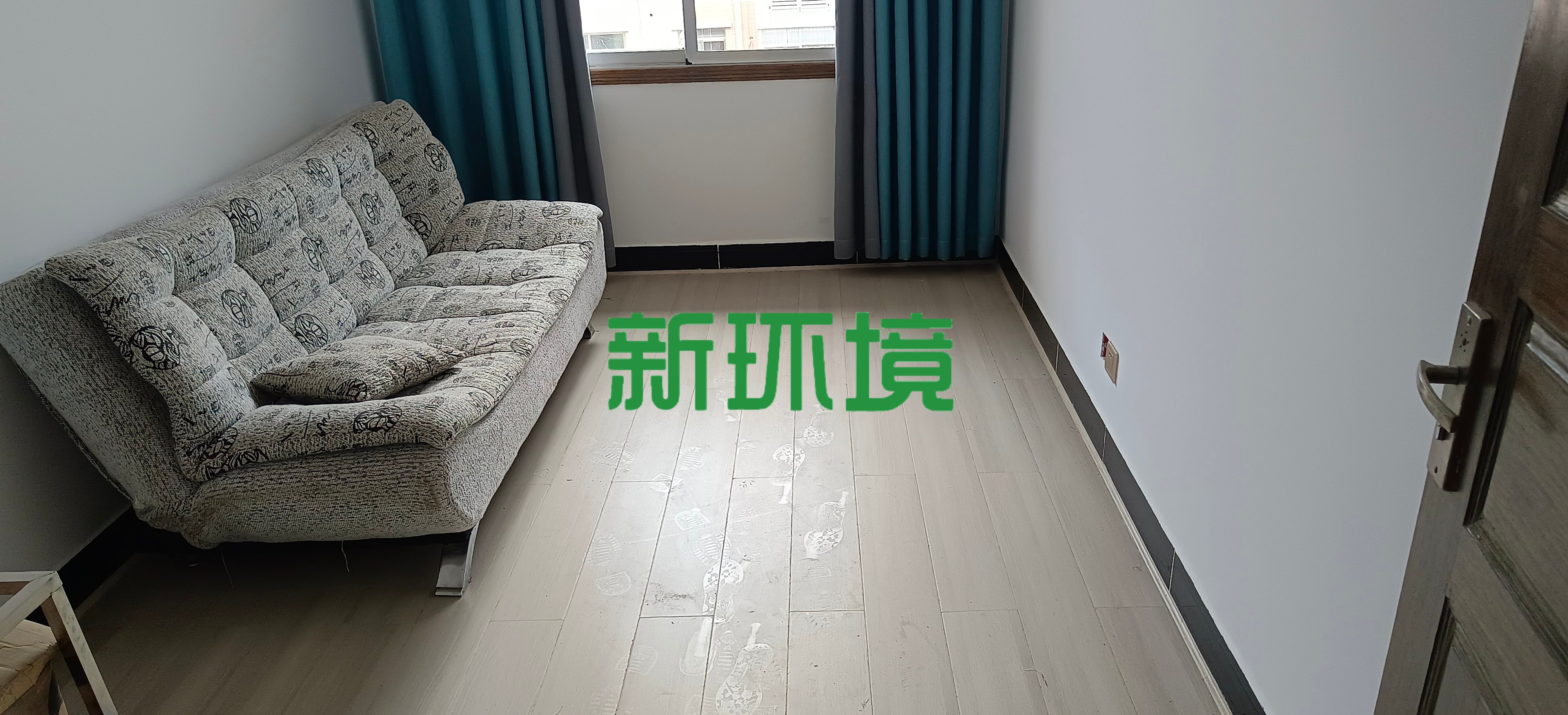 金丰花园  4室2厅2卫   75.00万客厅