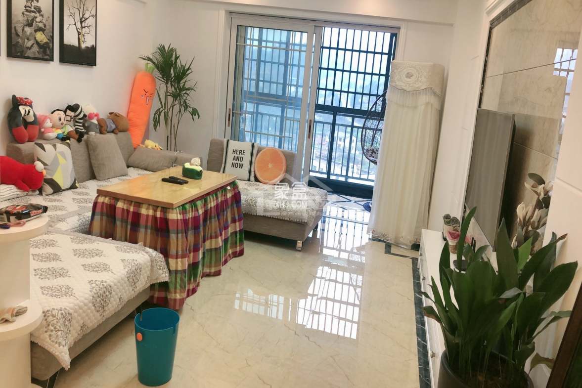 冠军一号公馆 3室2厅1卫 56.80万 冠军一号公馆 3室2厅1卫 56.80万客厅