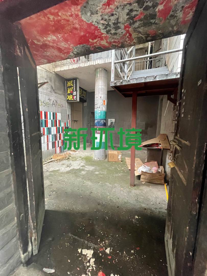 市中心散盘  6室3厅3卫   190.00万客厅