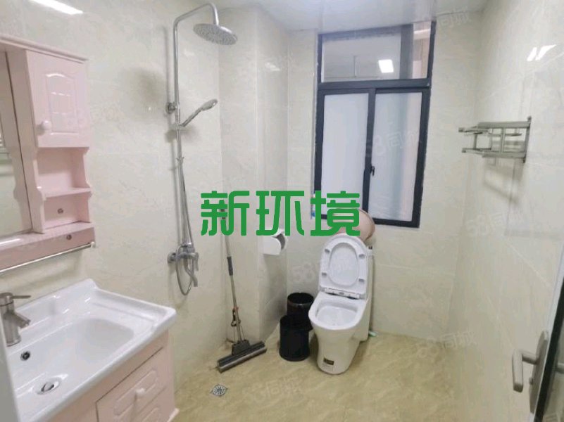 山水印象  3室2厅2卫   96.00万客厅