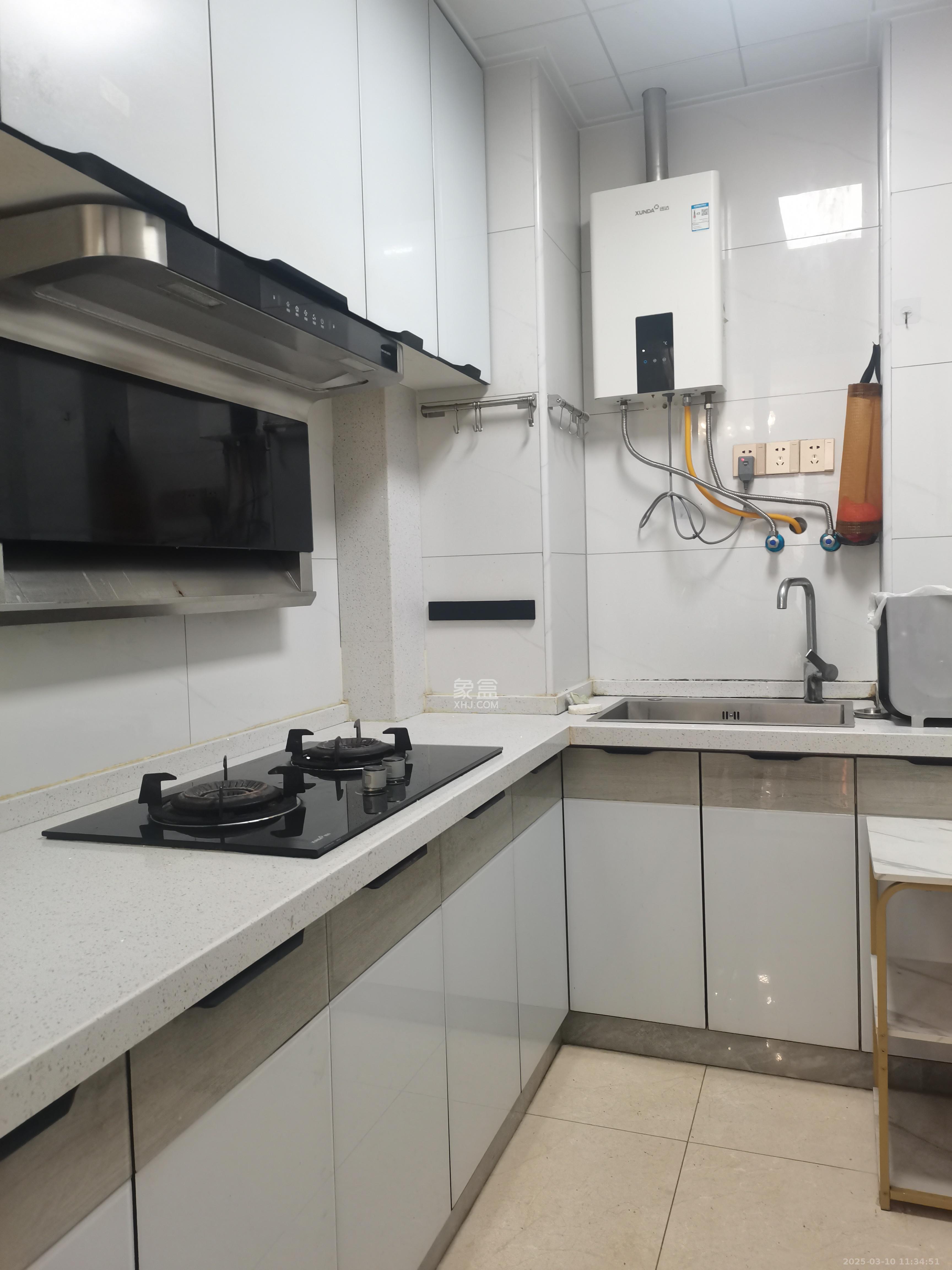 华润置地广场二期  3室2厅2卫    2400.0元/月室内图