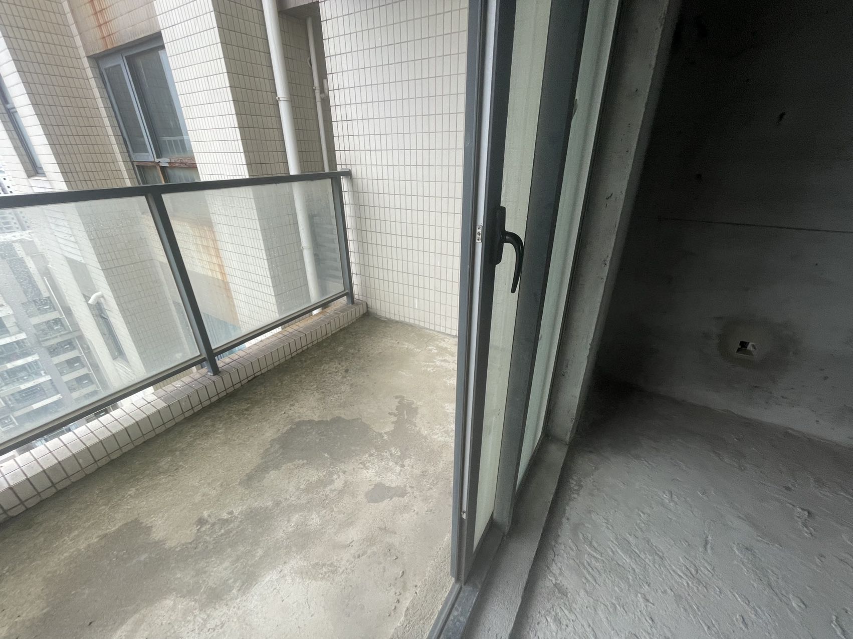 芒果社  3室2厅2卫   256.00万客厅