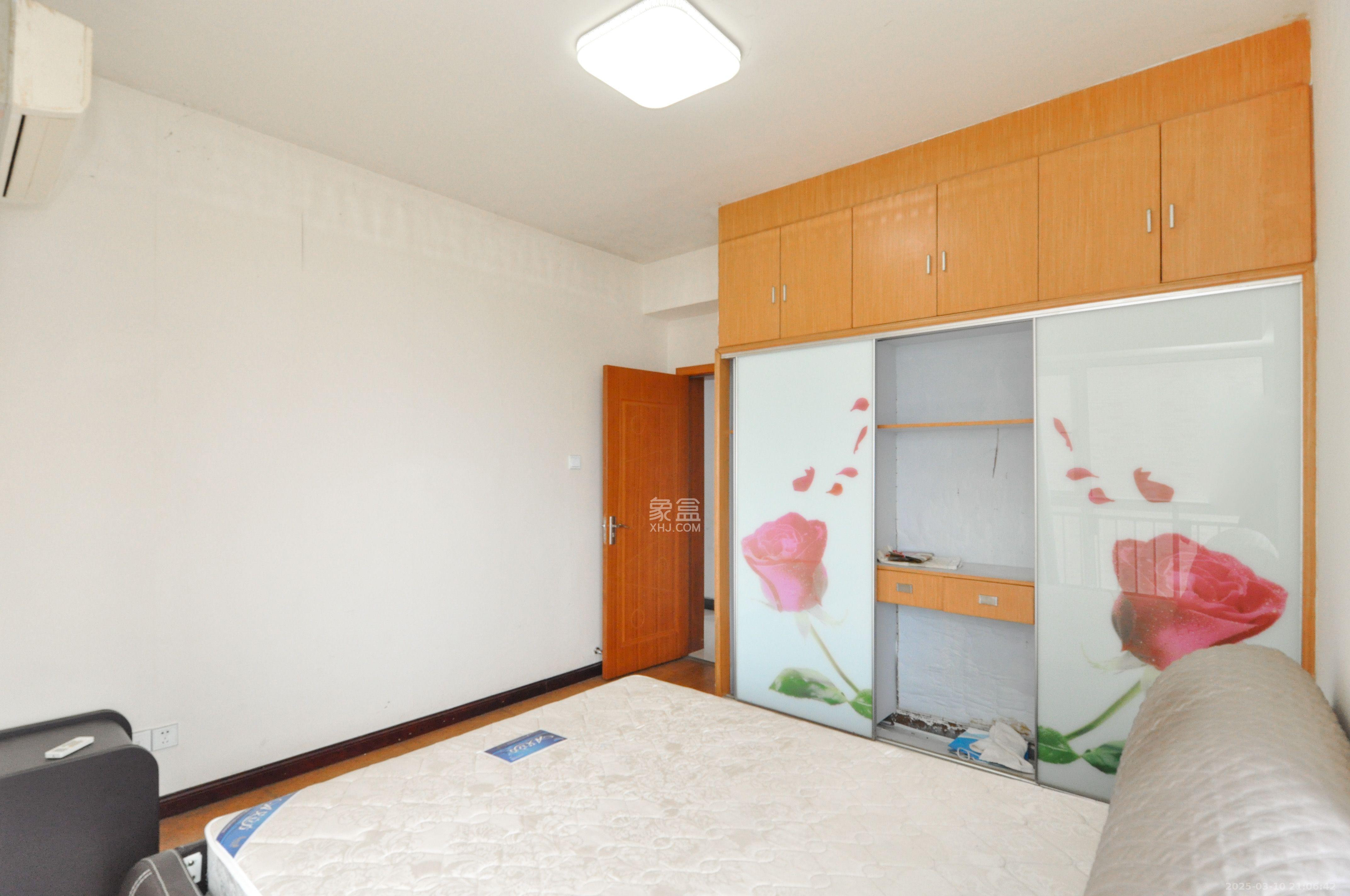 西点公园里  2室2厅1卫    2400.0元/月室内图