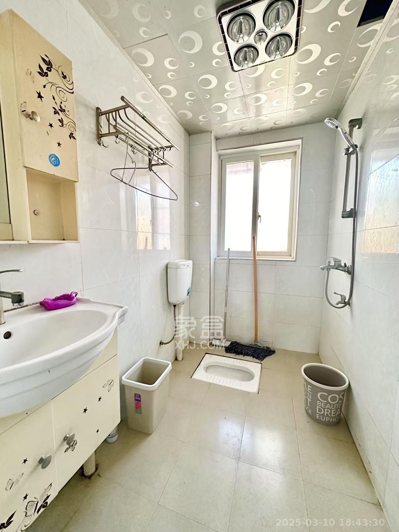 雅雀湖小区 4室2厅3卫 2000.0元/月 雅雀湖小区 4室2厅3卫 2000.0元/月室内图