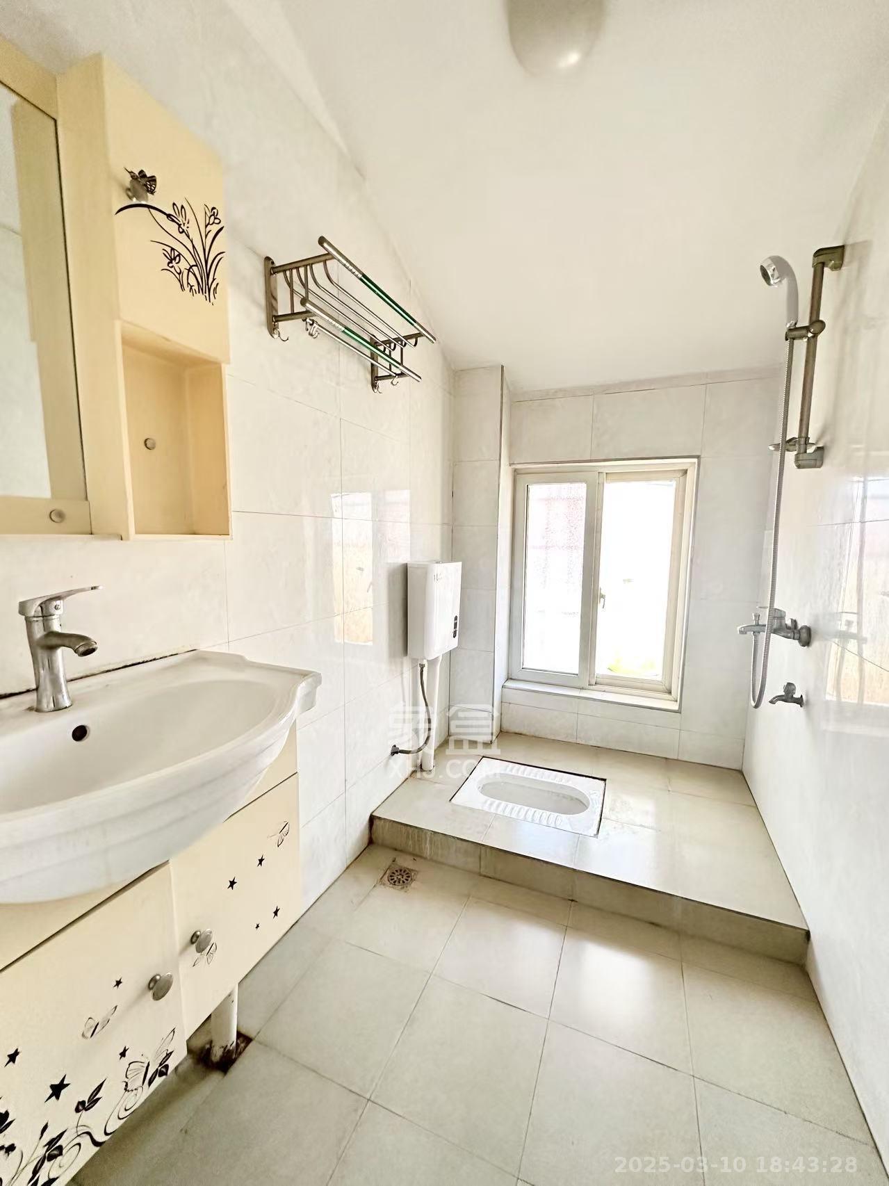 雅雀湖小区 4室2厅3卫 2000.0元/月 雅雀湖小区 4室2厅3卫 2000.0元/月室内图