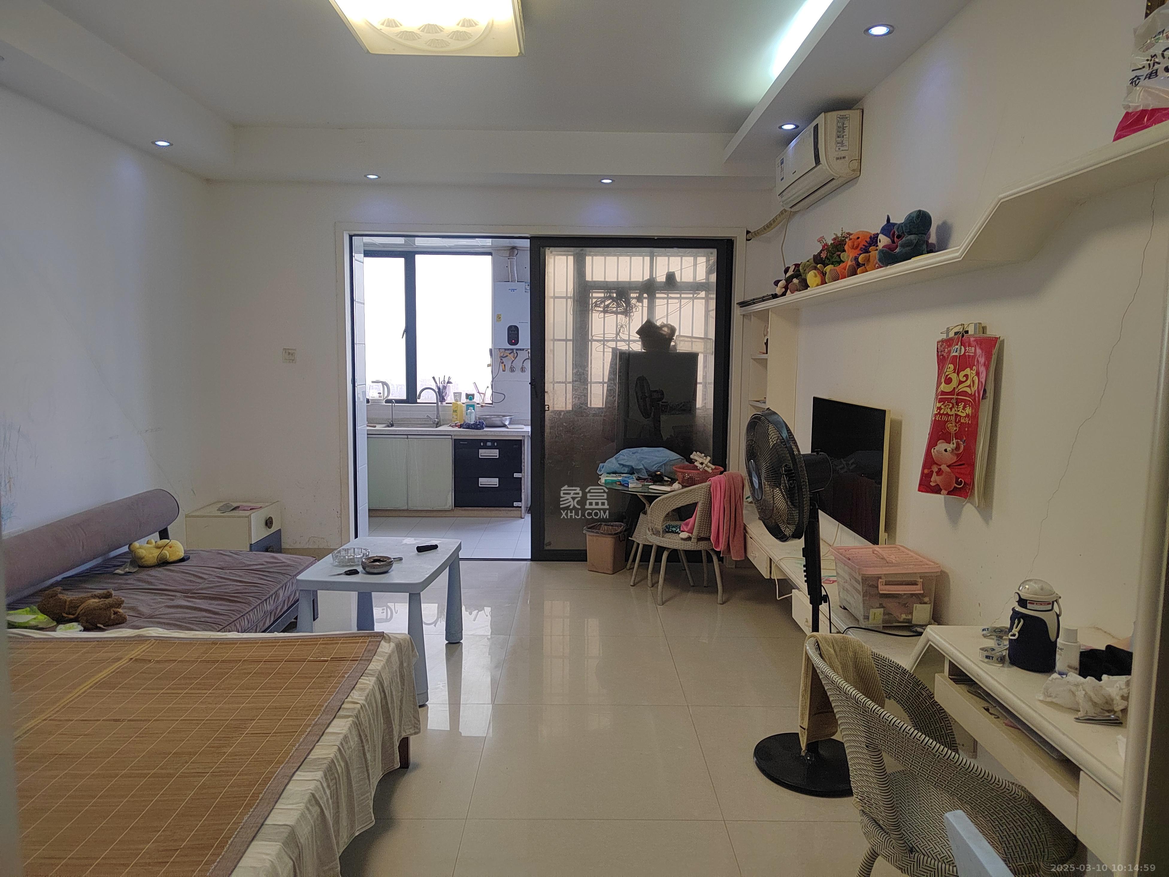 华宇公寓-银座 1室0厅1卫 18.0万 华宇公寓-银座 1室0厅1卫 18.0万客厅