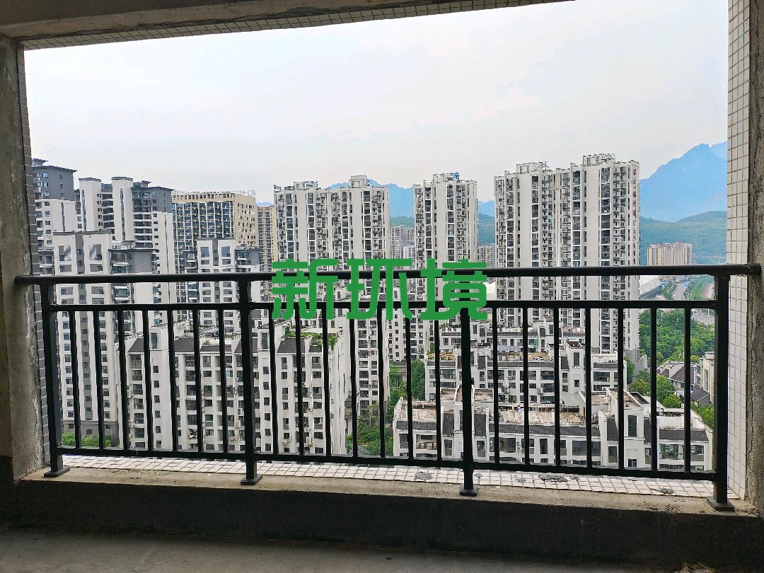 东岳新外滩  3室2厅2卫   80.00万客厅