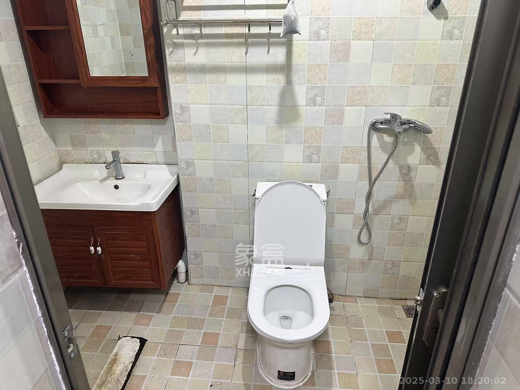 京武浪琴山一、二期 1室1厅1卫 1600.0元/月 京武浪琴山一、二期 1室1厅1卫 1600.0元/月室内图