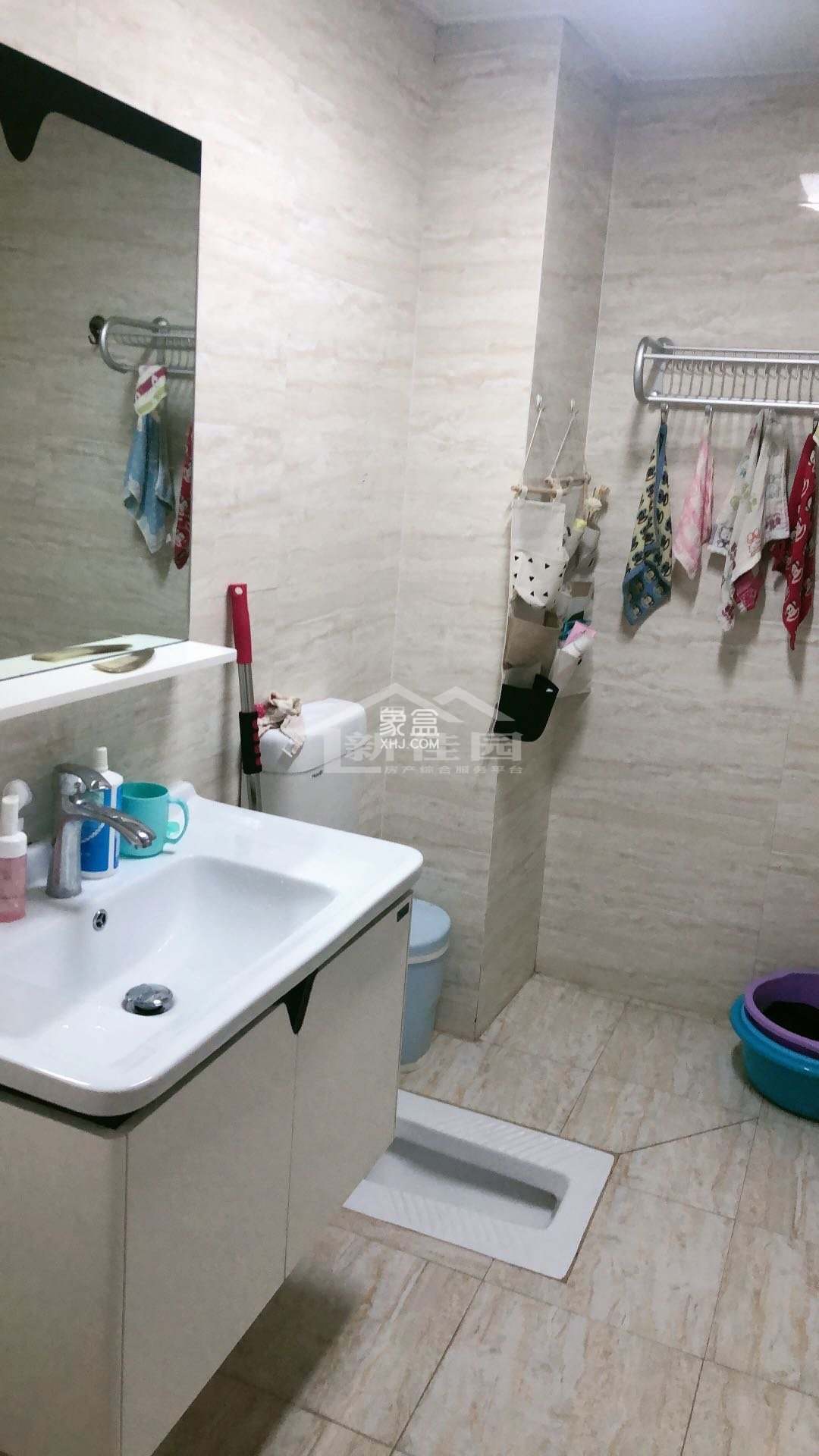 冠军一号公馆 3室2厅1卫 56.80万 冠军一号公馆 3室2厅1卫 56.80万客厅