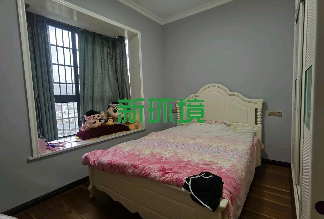 龙城街  4室2厅2卫   87.80万客厅
