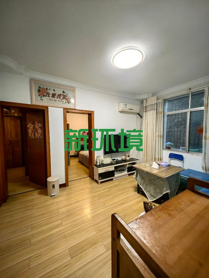 鞭子厂宿舍  3室2厅1卫    32.0万 鞭子厂宿舍  3室2厅1卫    32.0万客厅