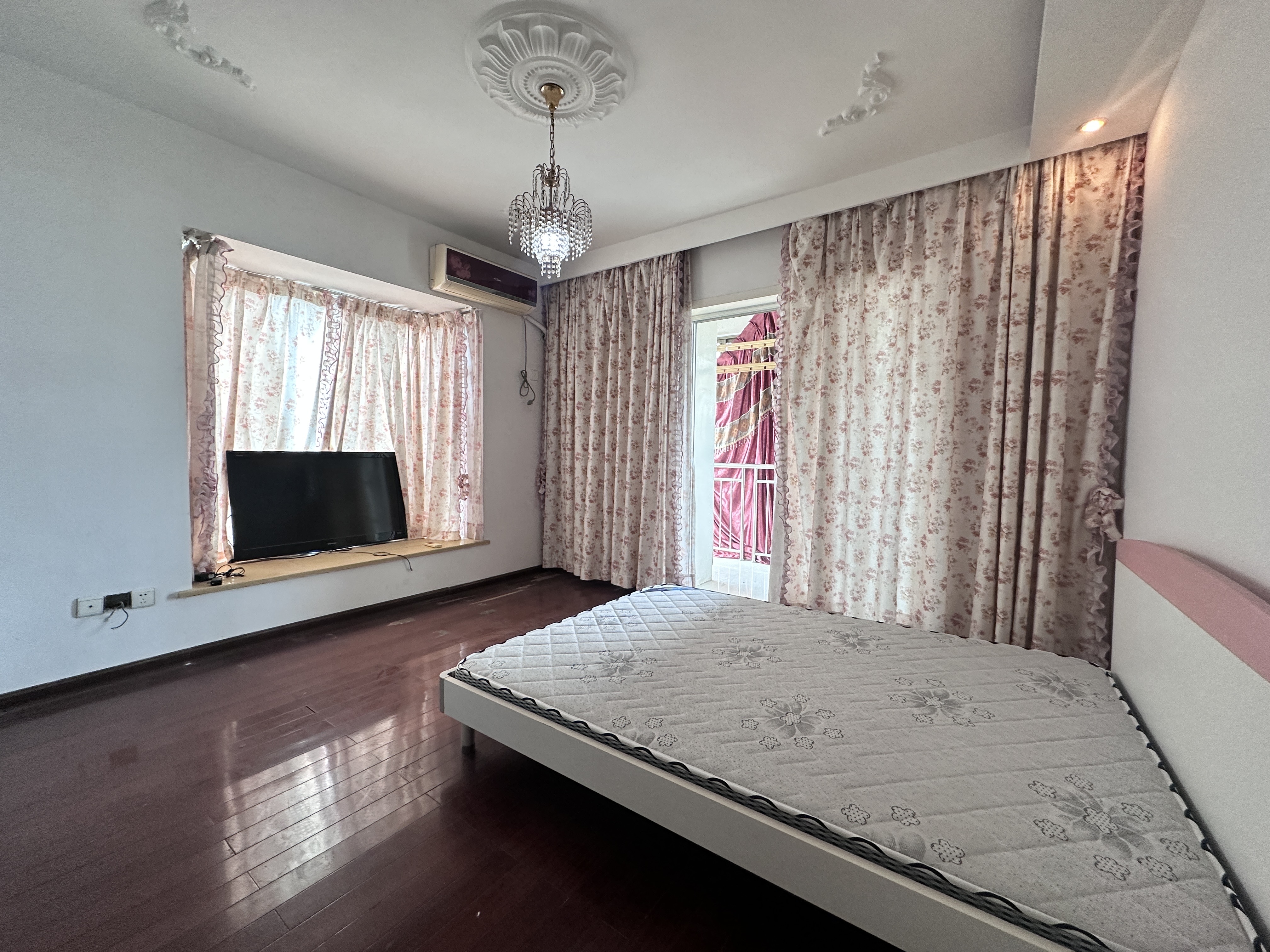 峰景国际 2室2厅1卫 1700.0元/月 峰景国际 2室2厅1卫 1700.0元/月室内图