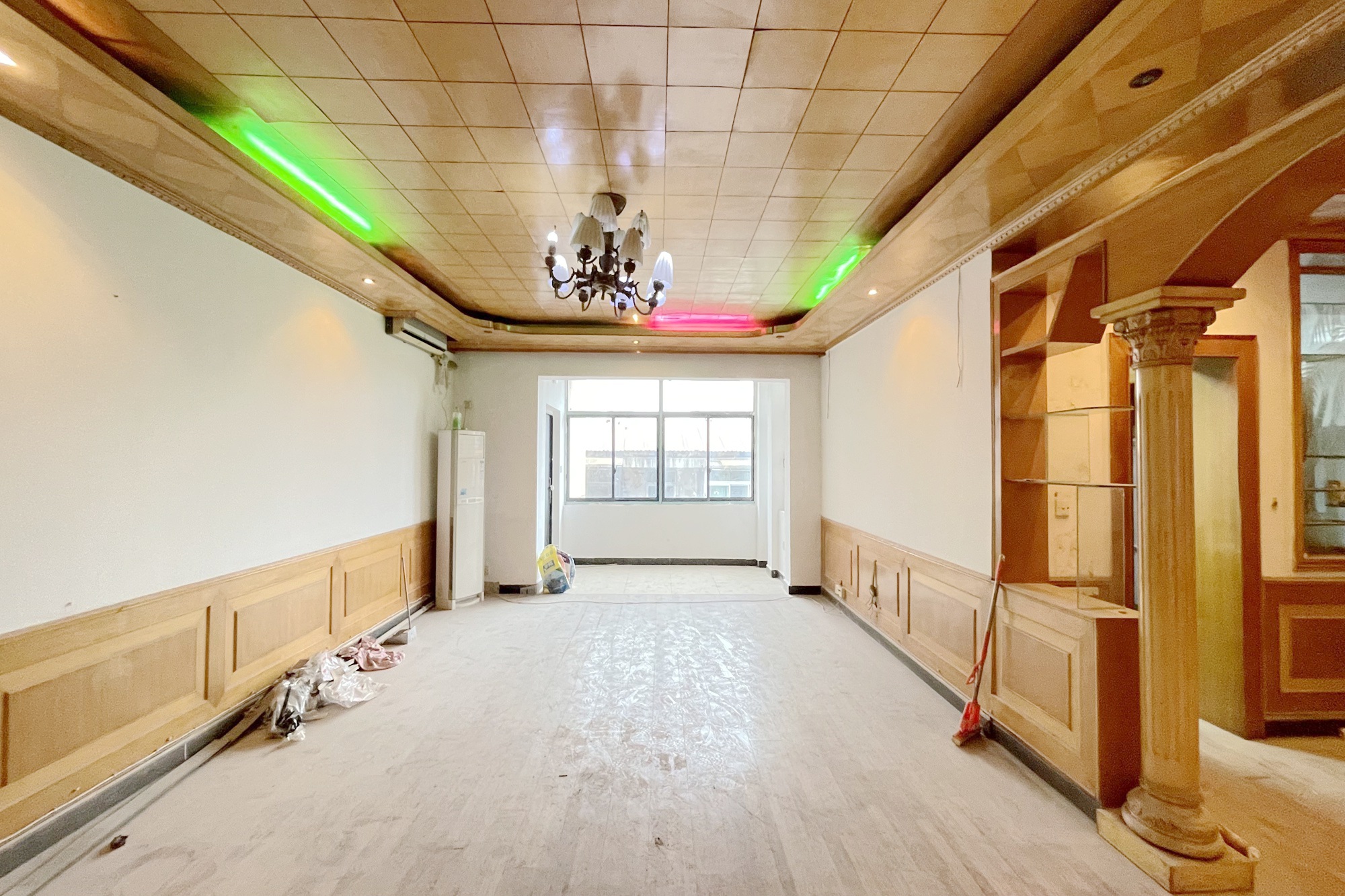 文艺新村  4室2厅2卫   108.00万