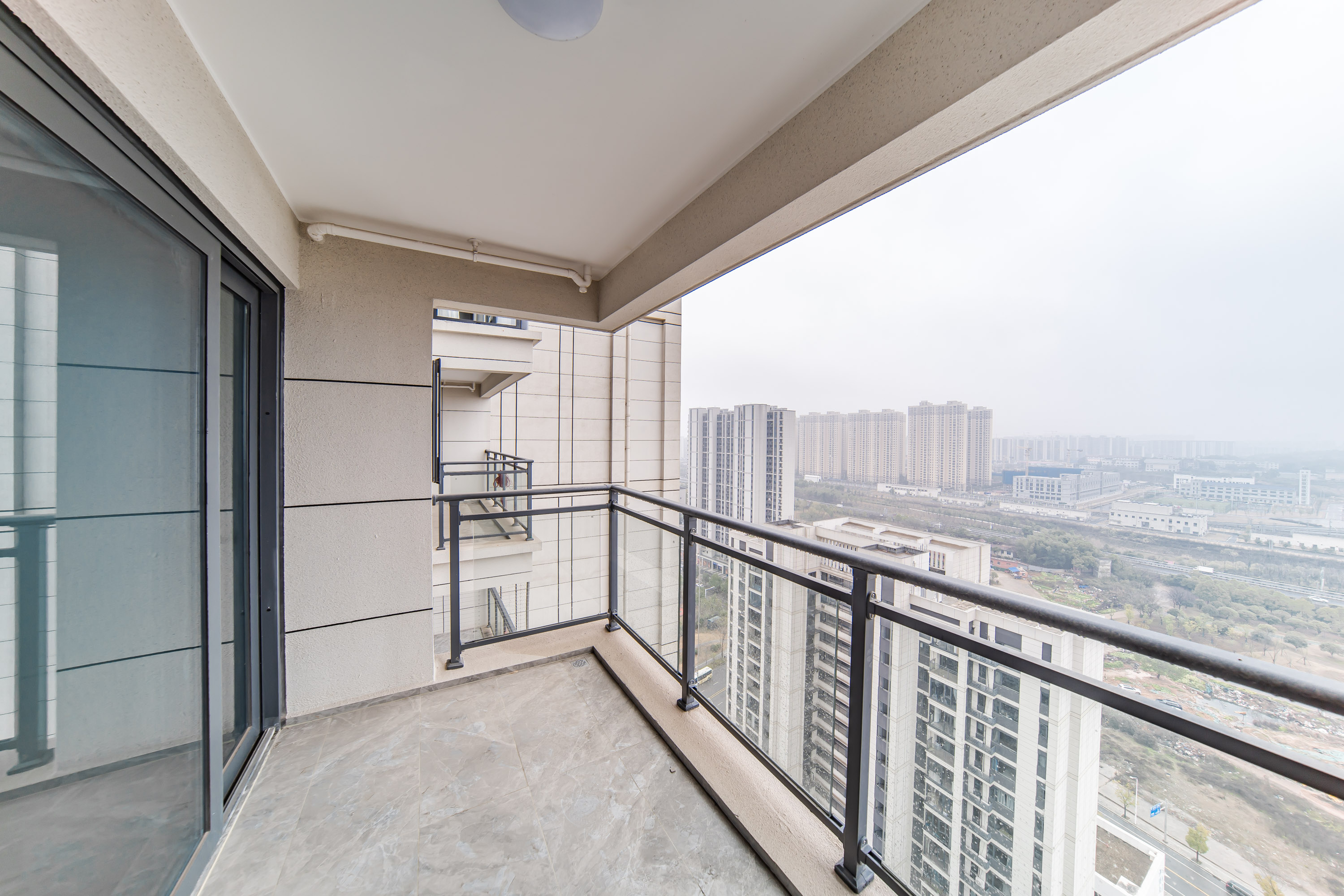 保利天汇 4室2厅2卫 171.0万 保利天汇 4室2厅2卫 171.0万阳台