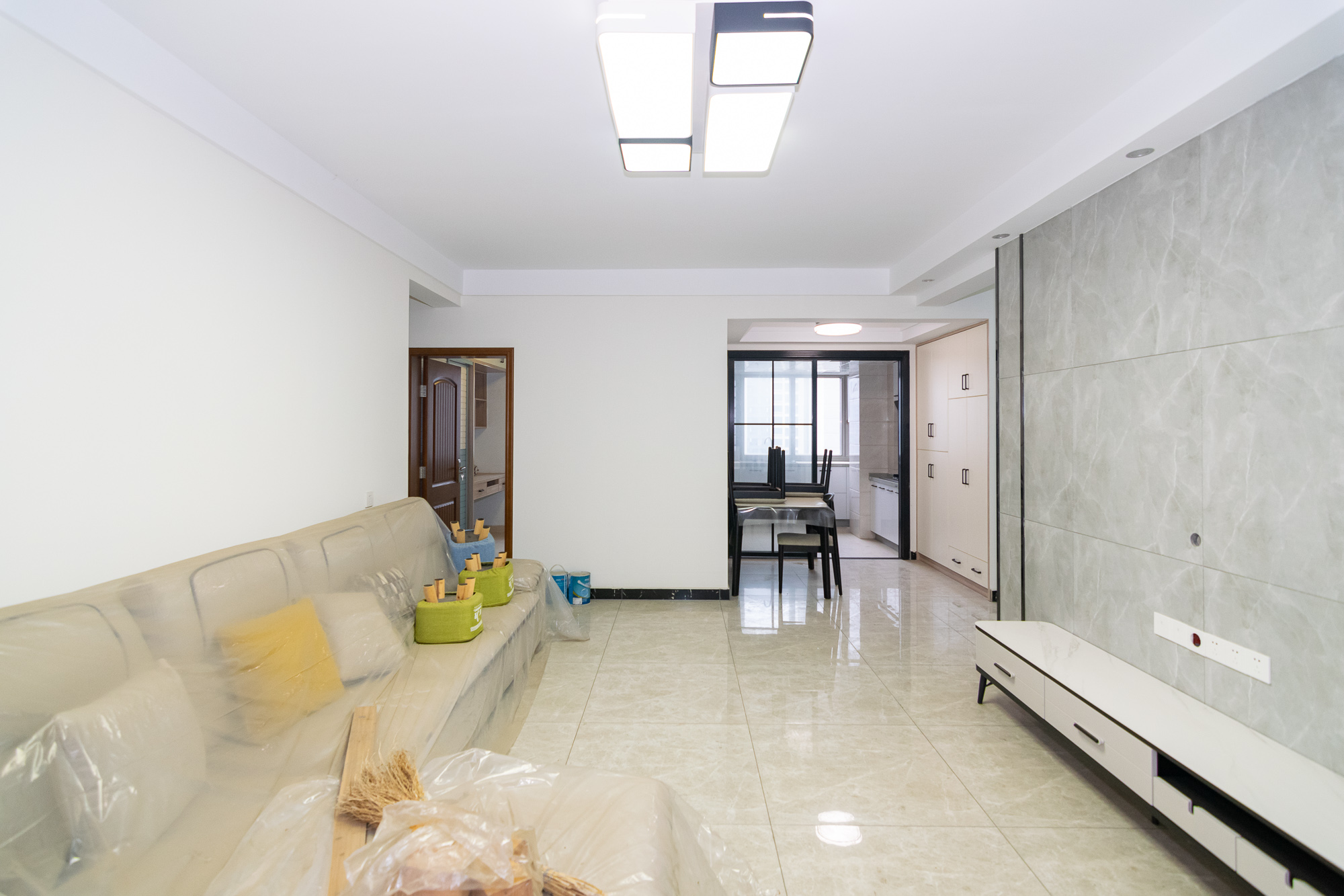 澳海澜庭 3室2厅2卫 88.0万 澳海澜庭 3室2厅2卫 88.0万客厅