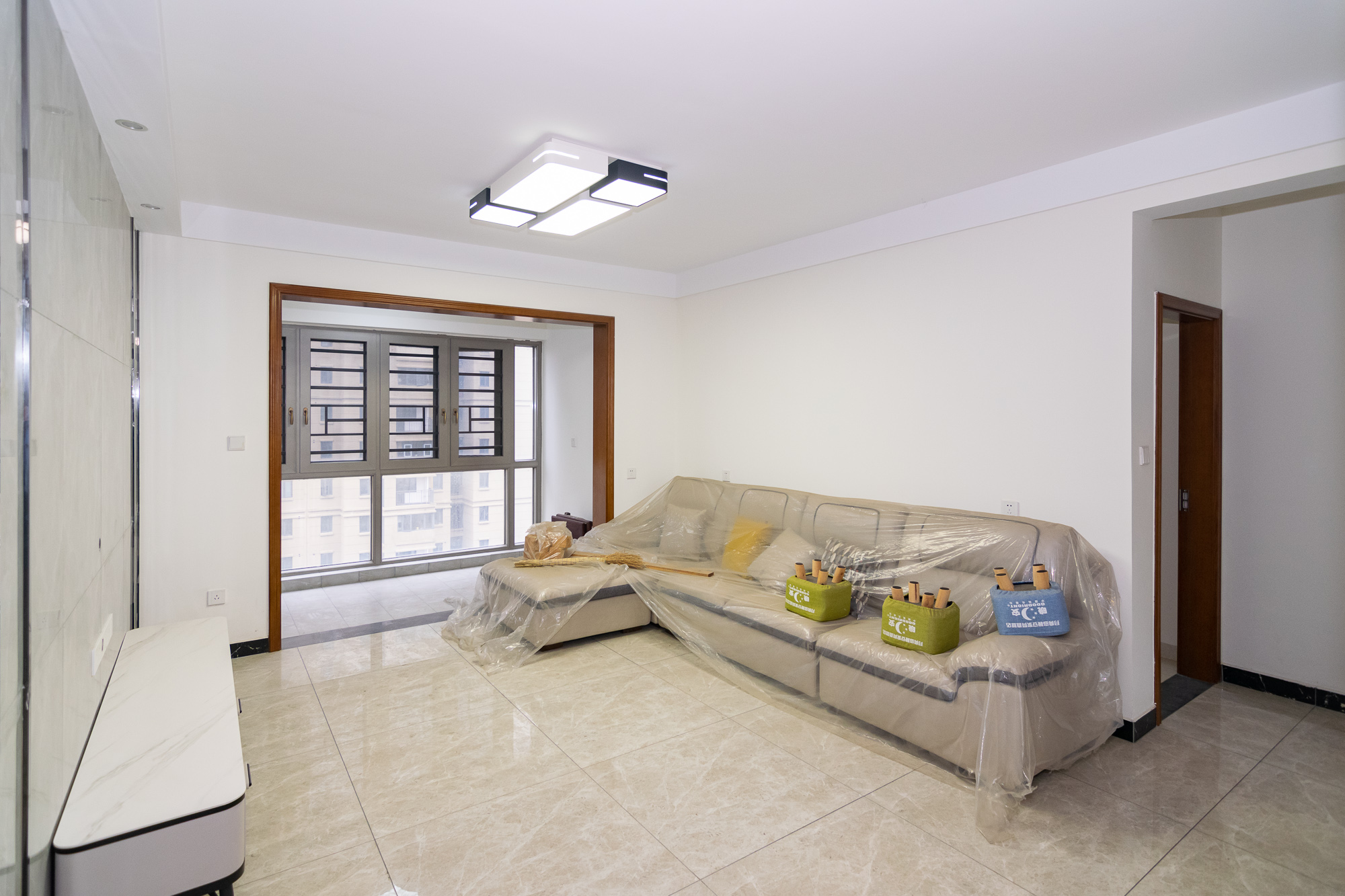 澳海澜庭 3室2厅2卫 88.0万 澳海澜庭 3室2厅2卫 88.0万客厅