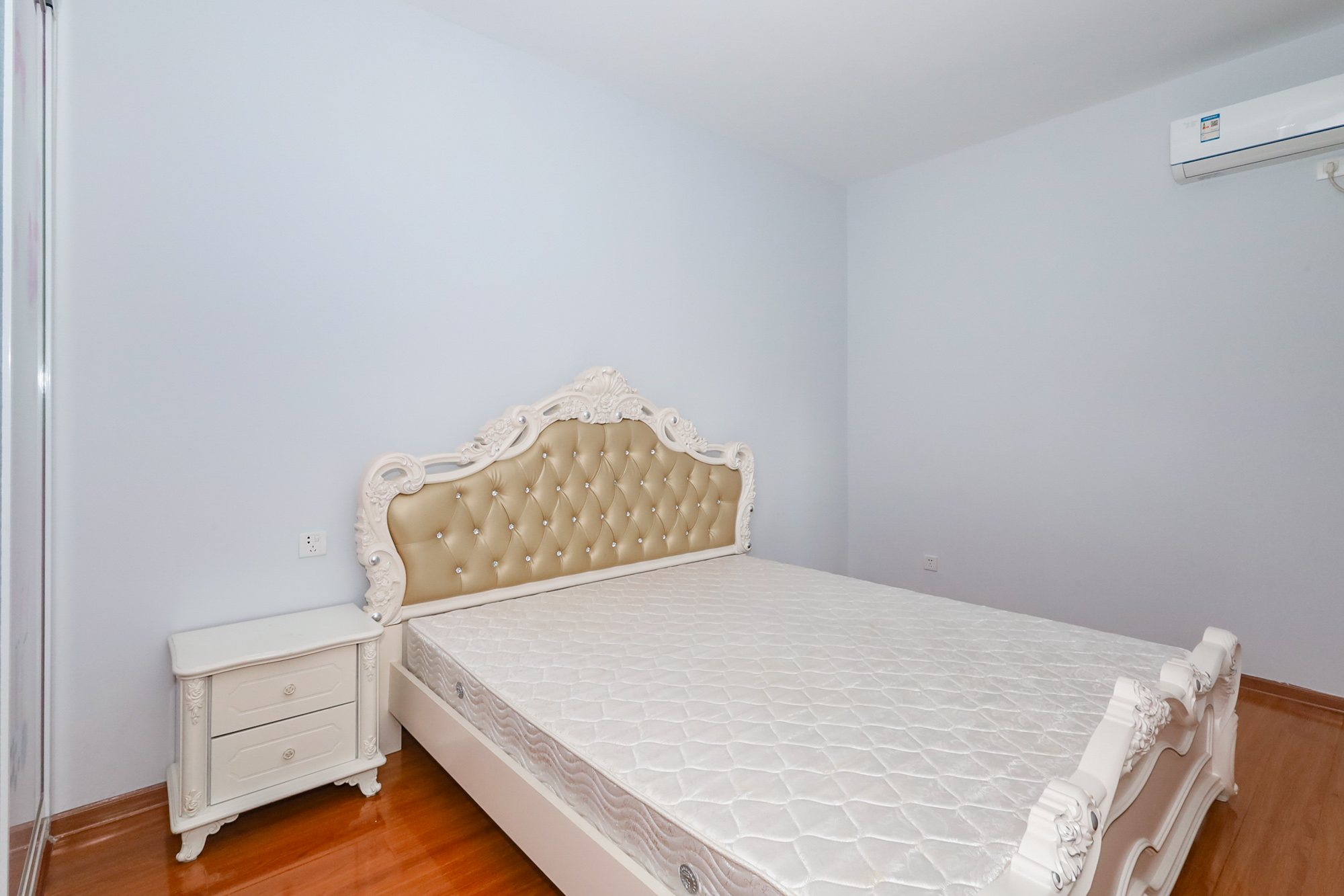 八方小区C区  3室2厅2卫    329.0万 八方小区C区  3室2厅2卫    329.0万卧室