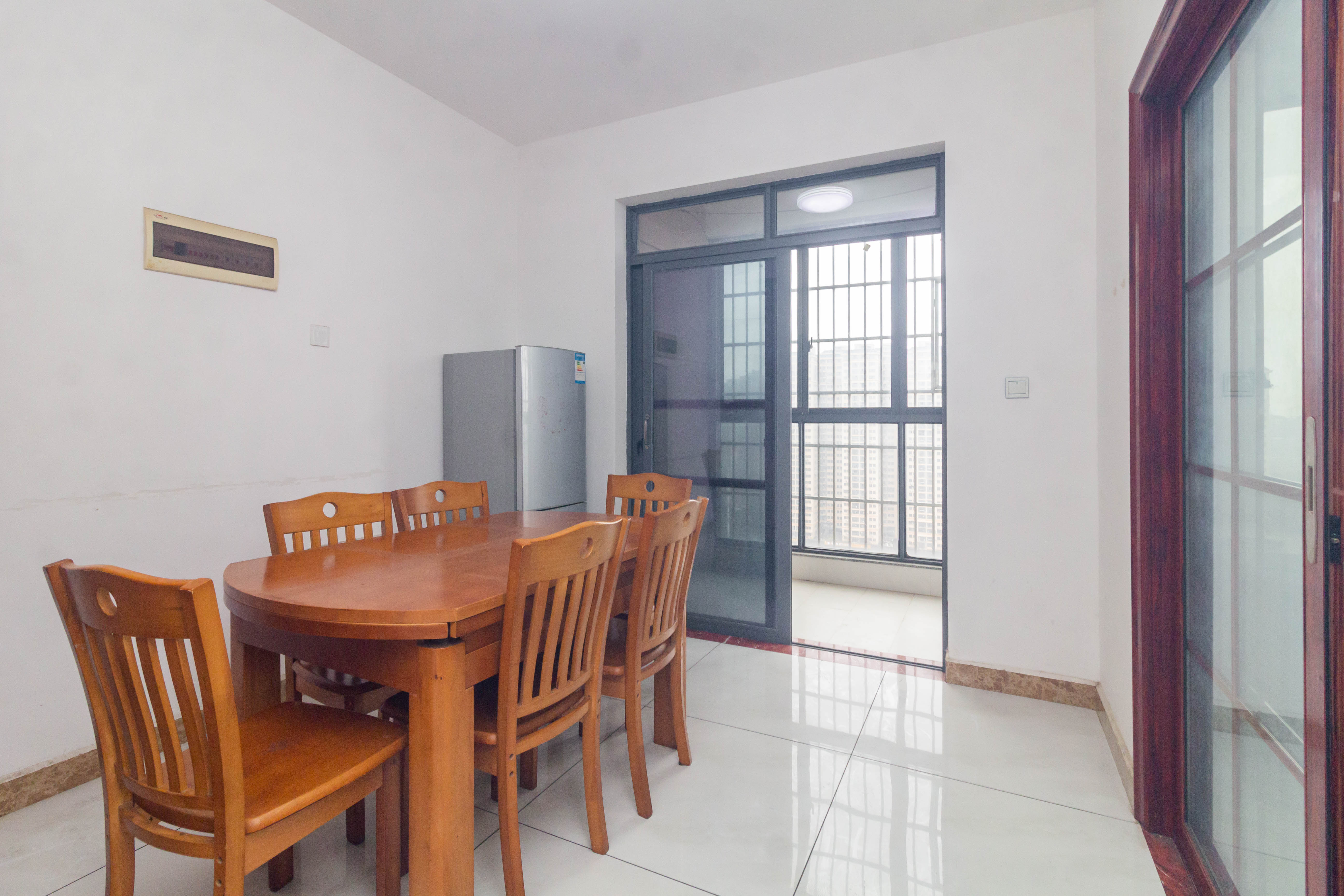 湘预家园  4室2厅2卫    105.8万 湘预家园  4室2厅2卫    105.8万客厅