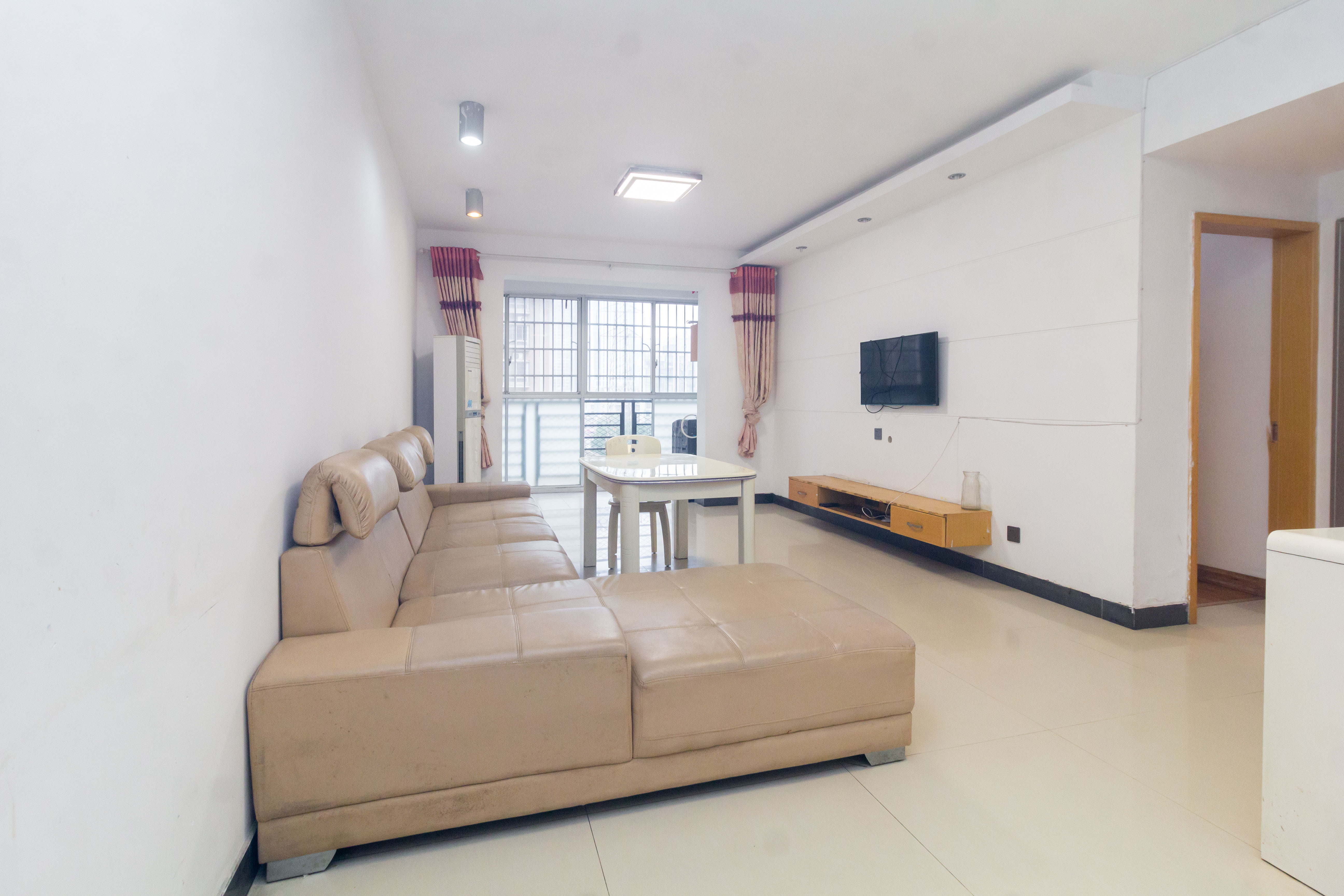 圣力华苑 2室2厅1卫 39.8万 圣力华苑 2室2厅1卫 39.8万客厅