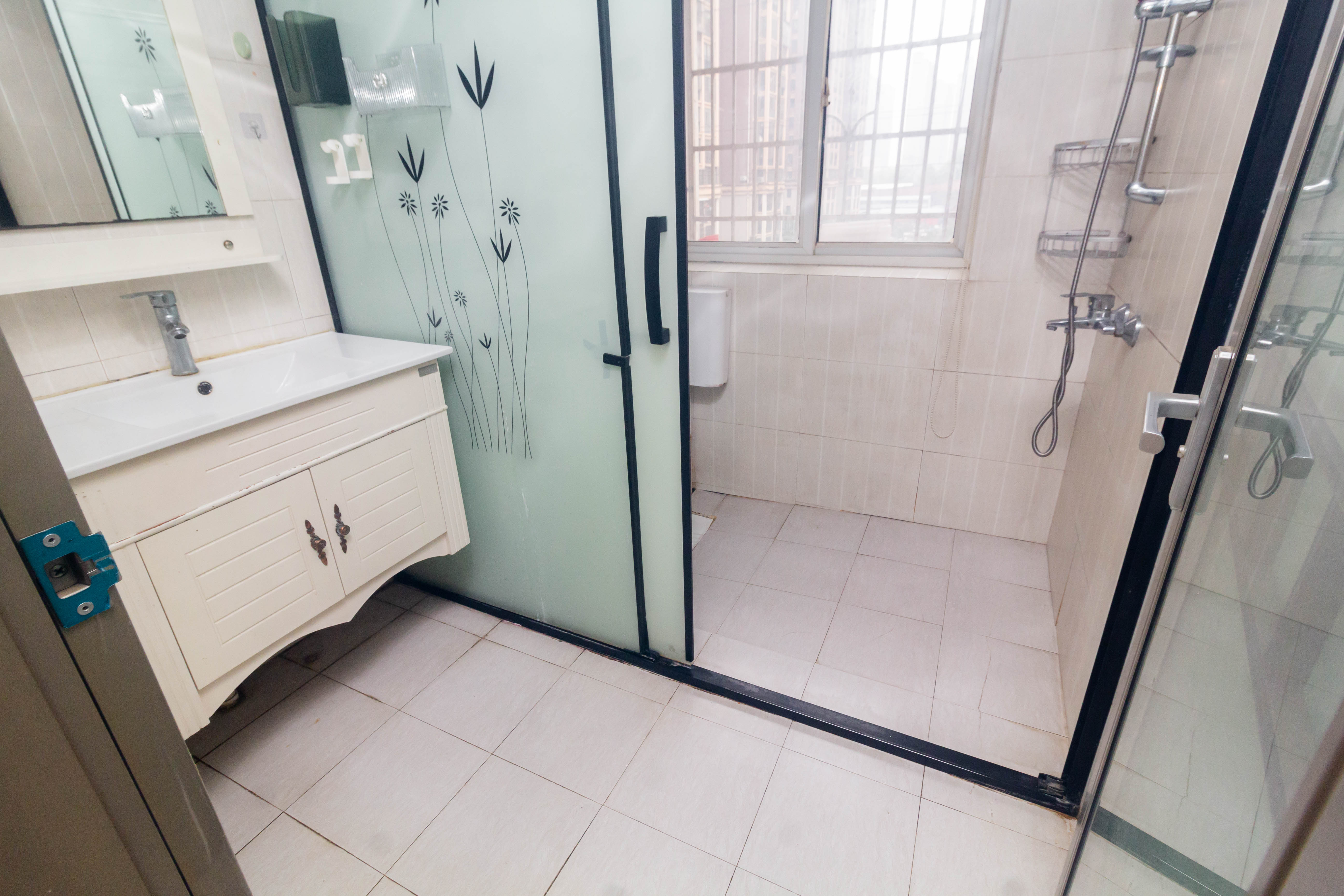 圣力华苑 2室2厅1卫 39.8万 圣力华苑 2室2厅1卫 39.8万卫生间