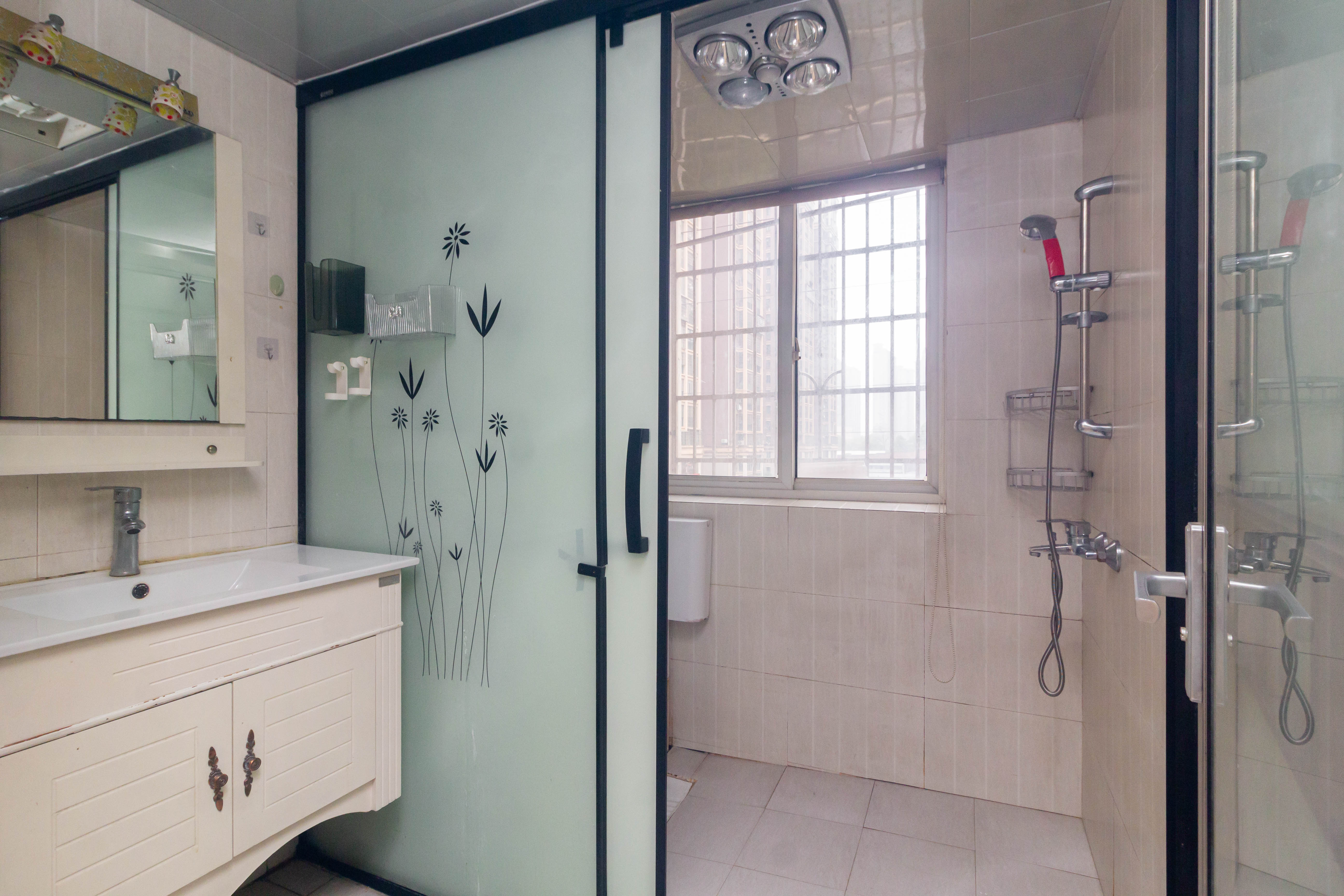 圣力华苑 2室2厅1卫 39.8万 圣力华苑 2室2厅1卫 39.8万卫生间