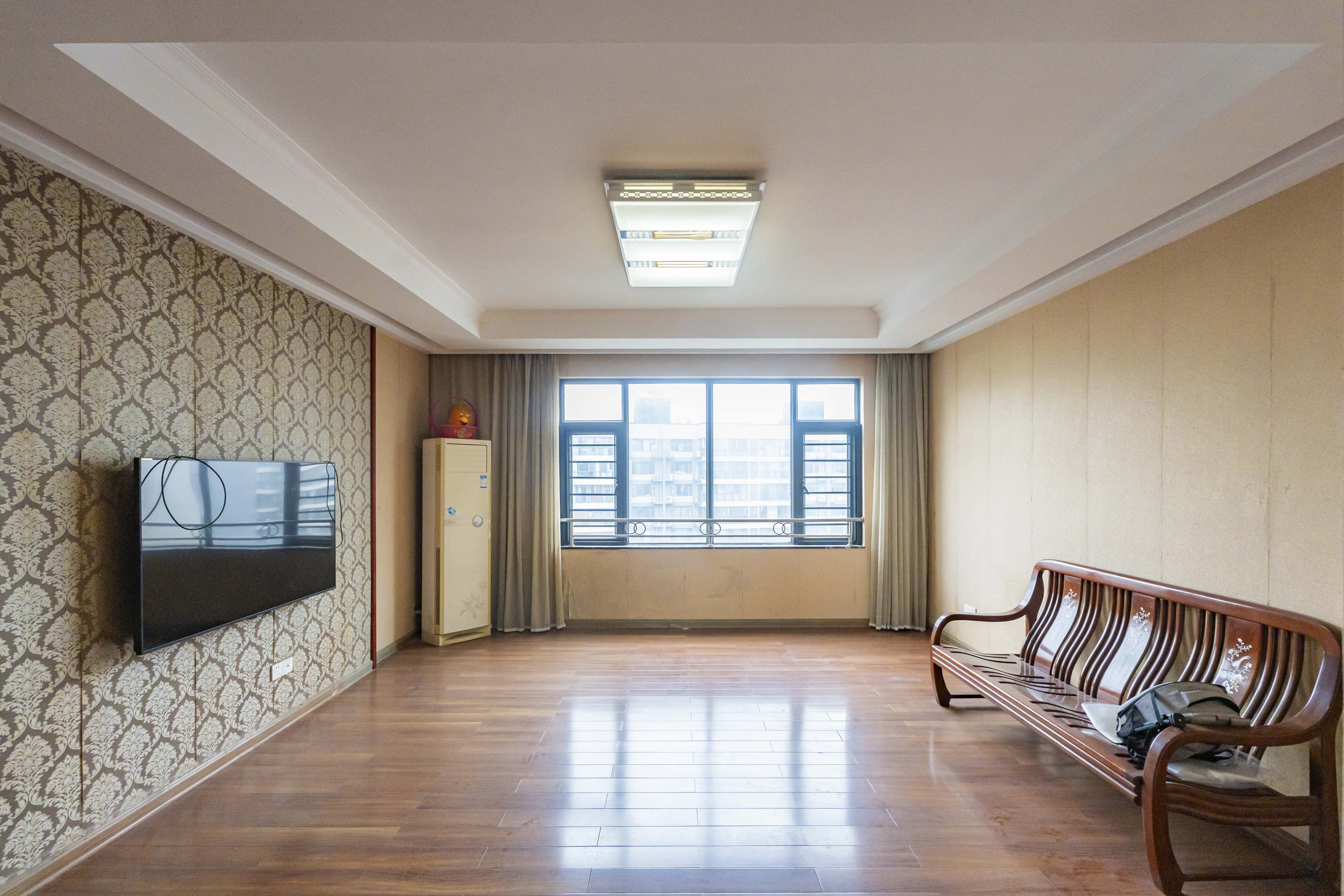 香樟雅郡  4室2厅2卫    150.0万 香樟雅郡  4室2厅2卫    150.0万客厅