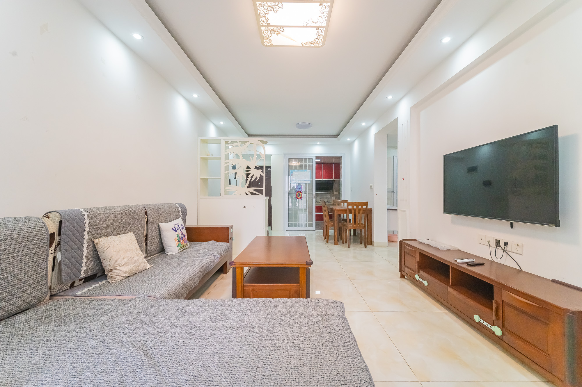 华润置地广场一期  3室2厅1卫    73.8万 华润置地广场一期  3室2厅1卫    73.8万客厅