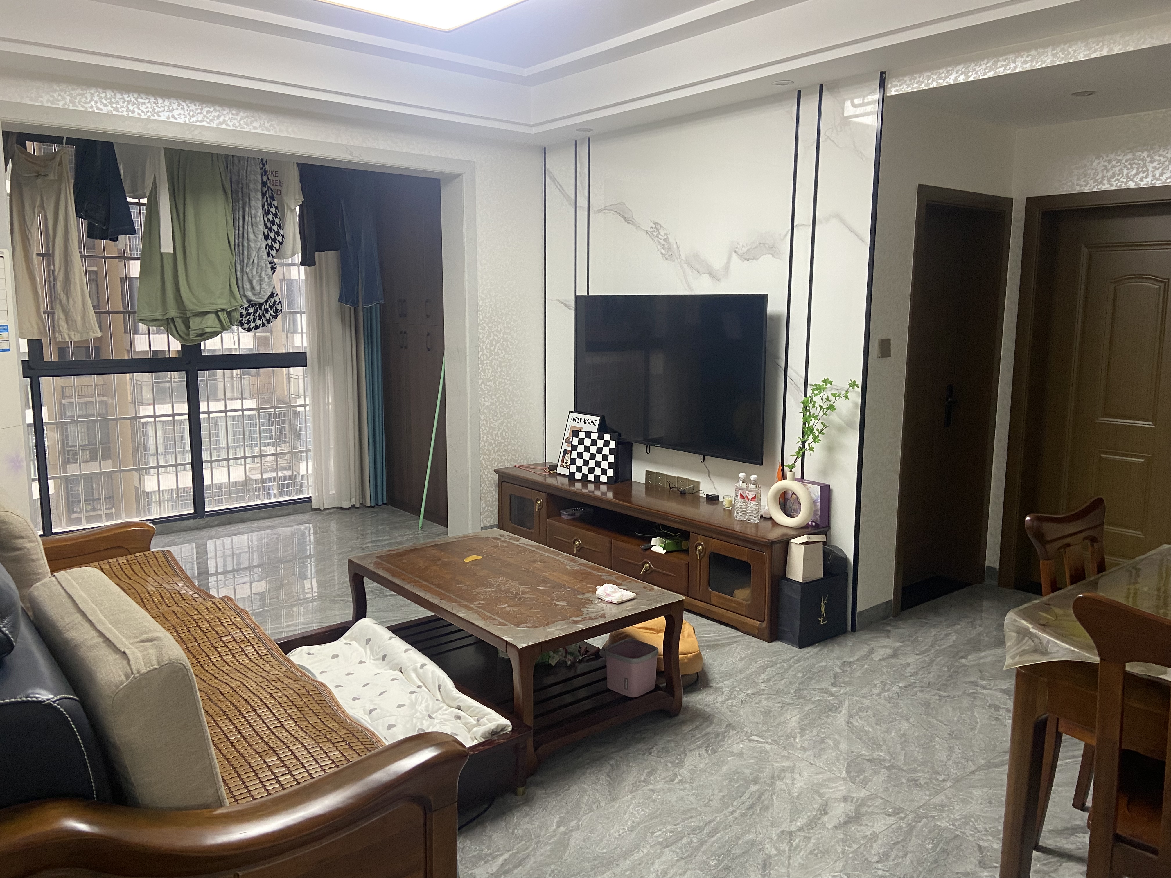 道伟山水华苑 3室2厅2卫 2000.0元/月 道伟山水华苑 3室2厅2卫 2000.0元/月室内图