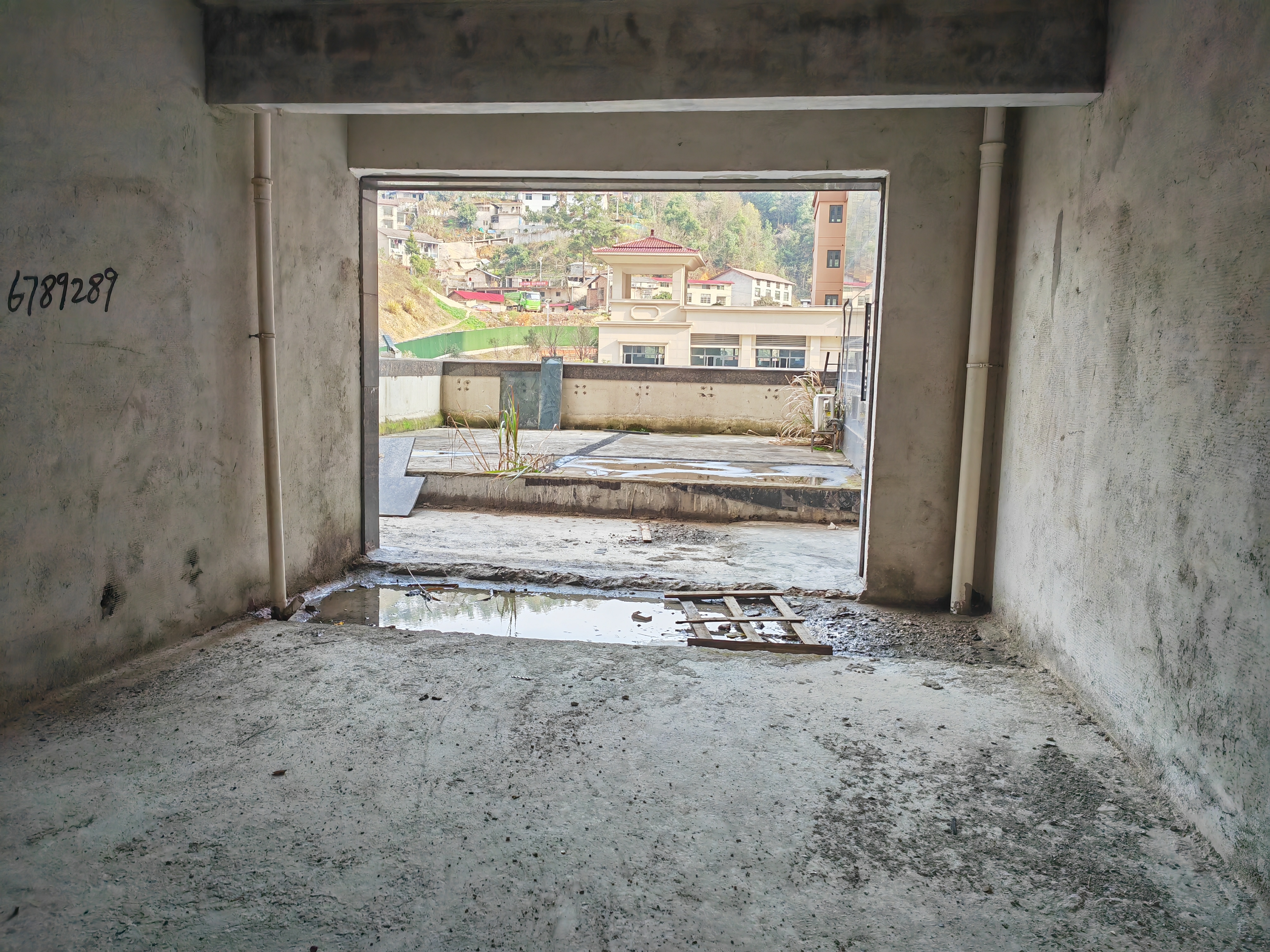 百弘学府城  3室2厅2卫    68.0万客厅