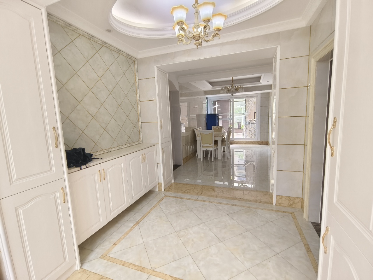 铂金汉宫 3室2厅2卫 2200.0元/月 铂金汉宫 3室2厅2卫 2200.0元/月室内图