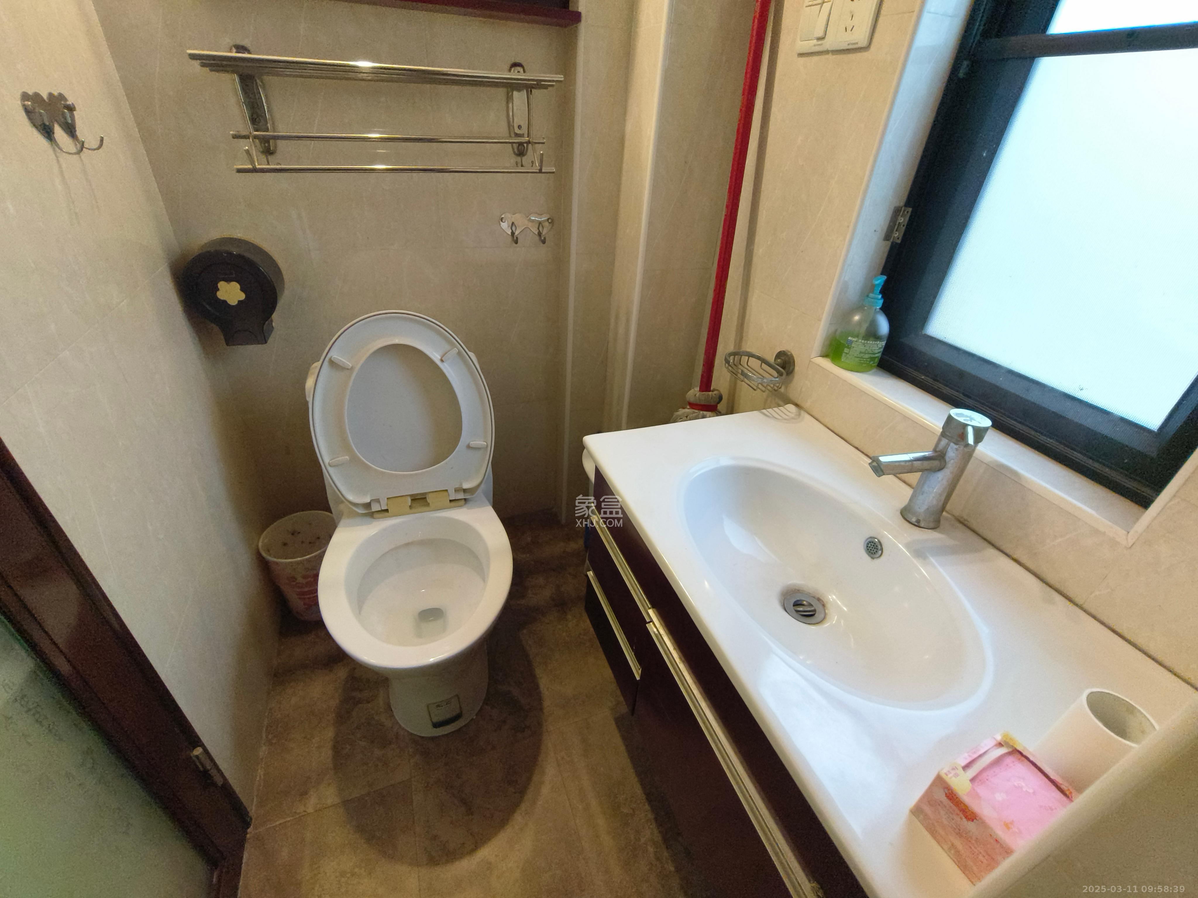 阳光100三期  2室2厅2卫   2400.00元/月室内图