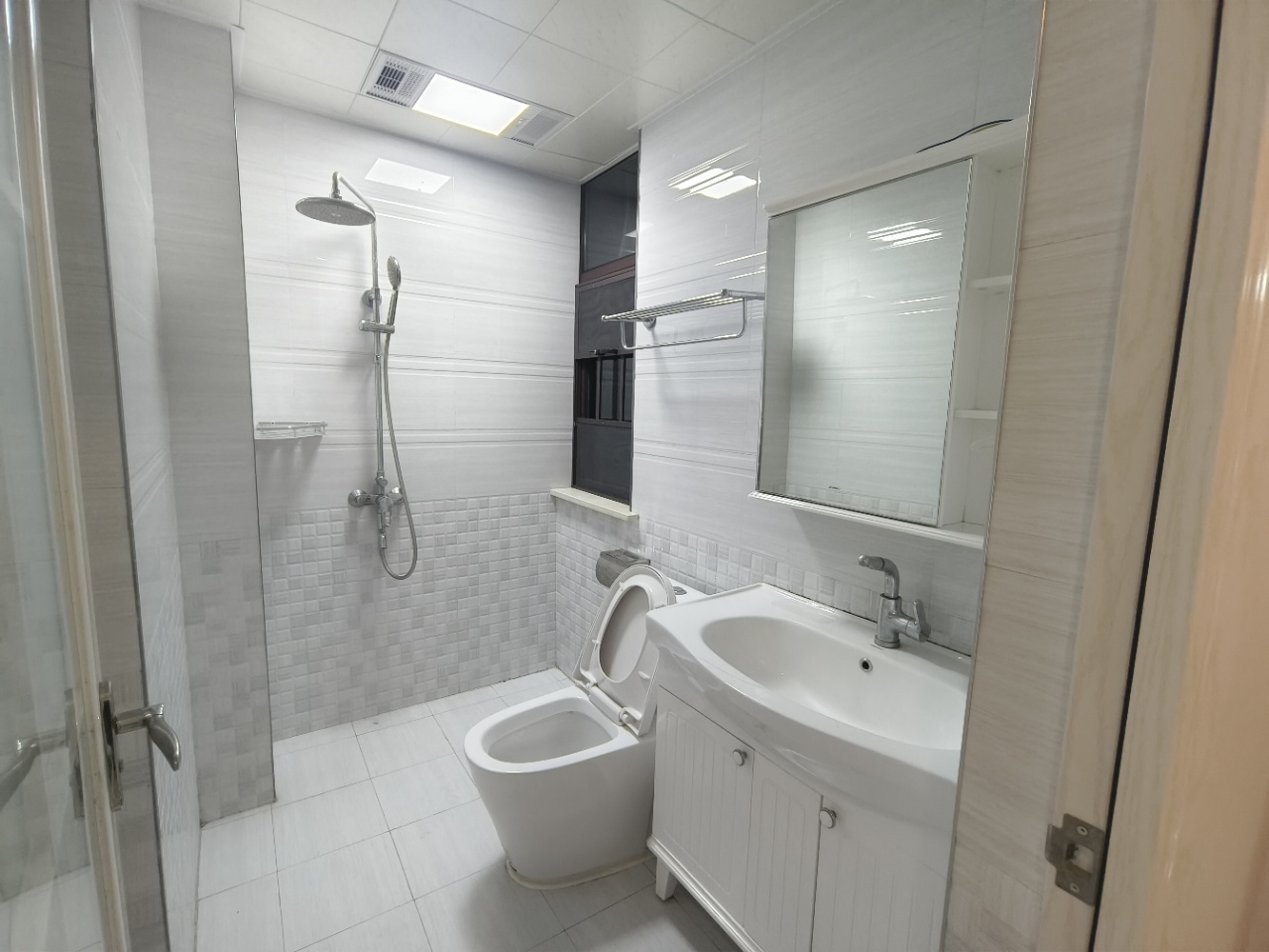 铂金汉宫 3室2厅2卫 2200.0元/月 铂金汉宫 3室2厅2卫 2200.0元/月室内图